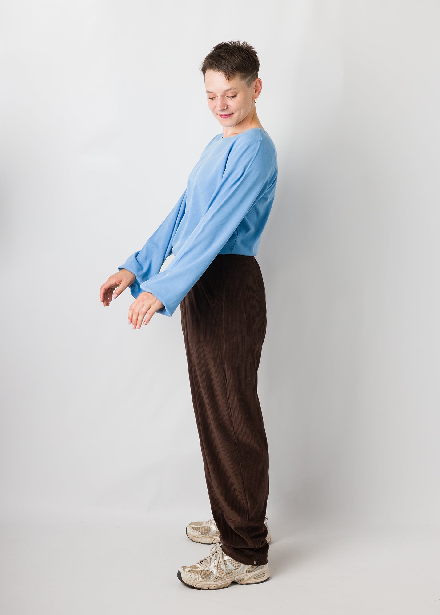 Melly trägt auf dem Foto 'Greta' Größe S, Tenceltwill babyblau und 'Betty' Größe S, Velvet-Cord braun