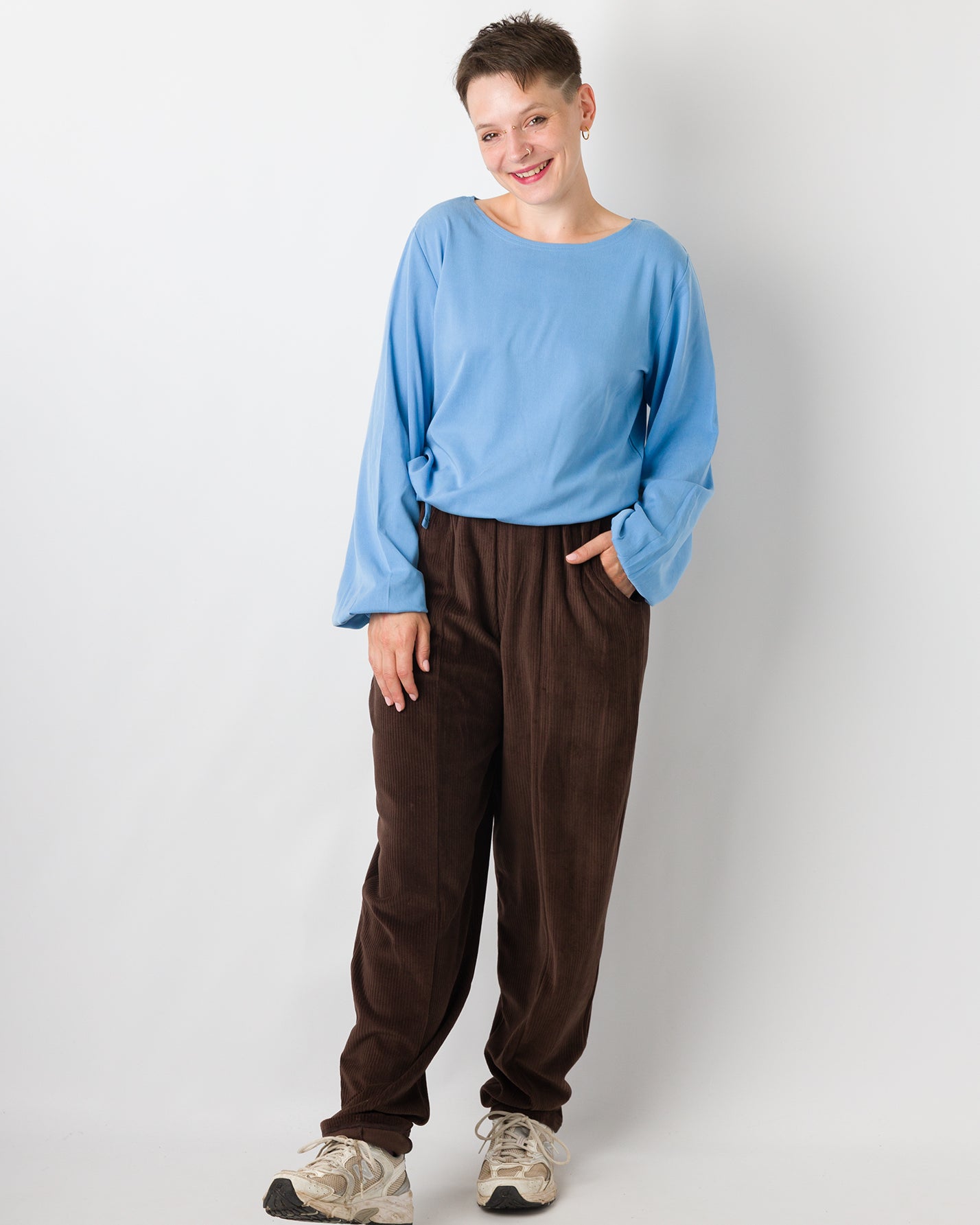 Melly trägt auf dem Foto 'Greta' Größe S, Tenceltwill babyblau und 'Betty' Größe S, Velvet-Cord braun