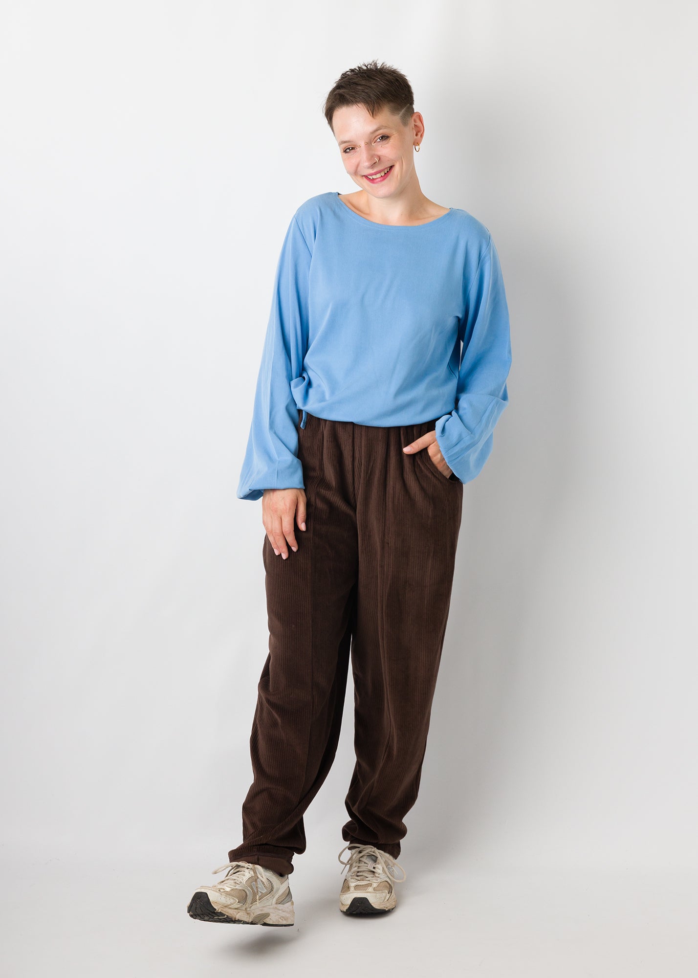 Melly trägt auf dem Foto 'Greta' Größe S, Tenceltwill babyblau und 'Betty' Größe S, Velvet-Cord braun