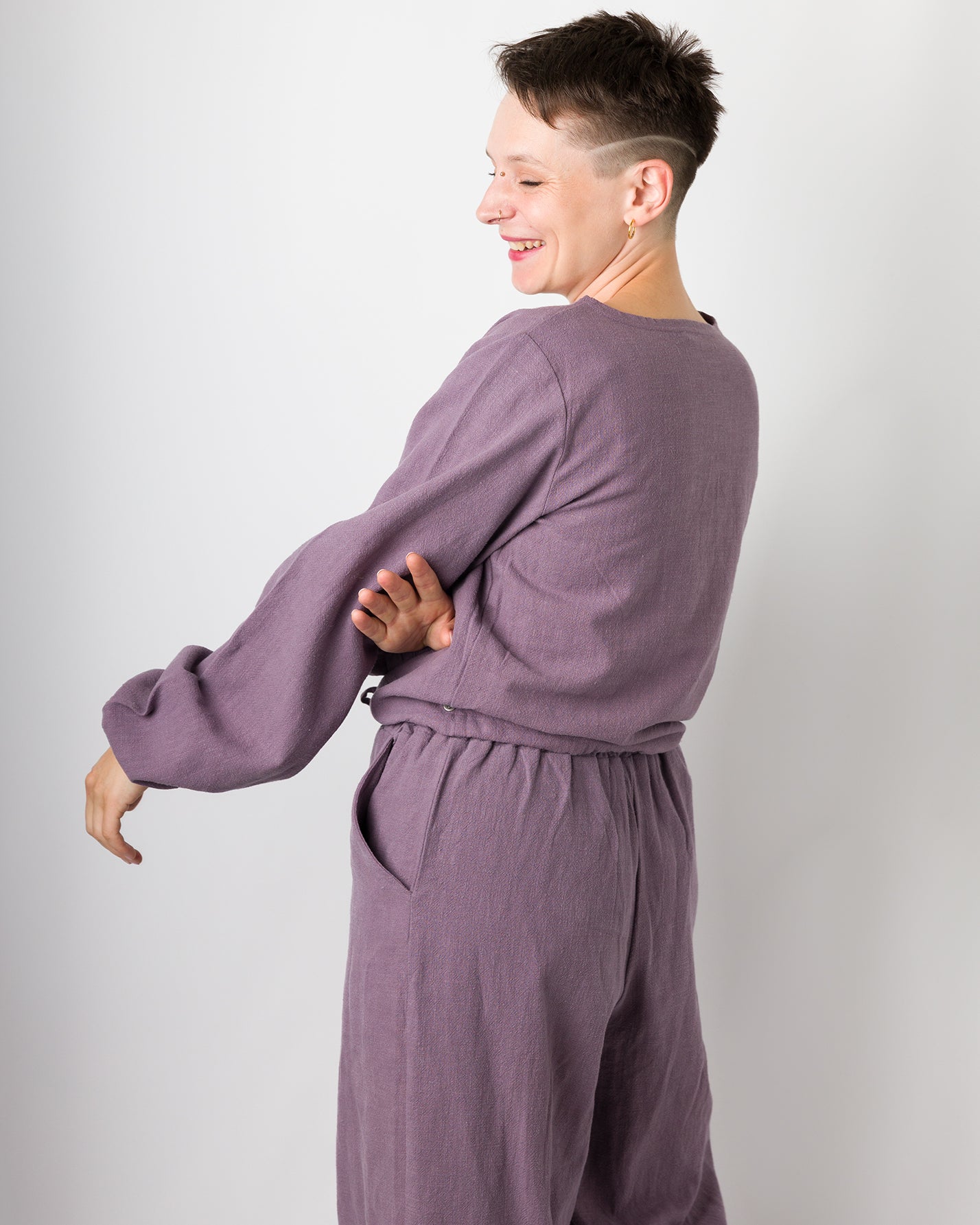 Melly trägt auf dem Foto 'Greta' Größe S, Leinen stonewashed pflaume