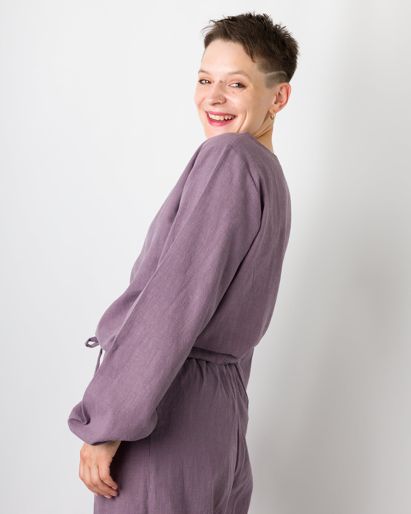Melly trägt auf dem Foto 'Greta' Größe S, Leinen stonewashed pflaume