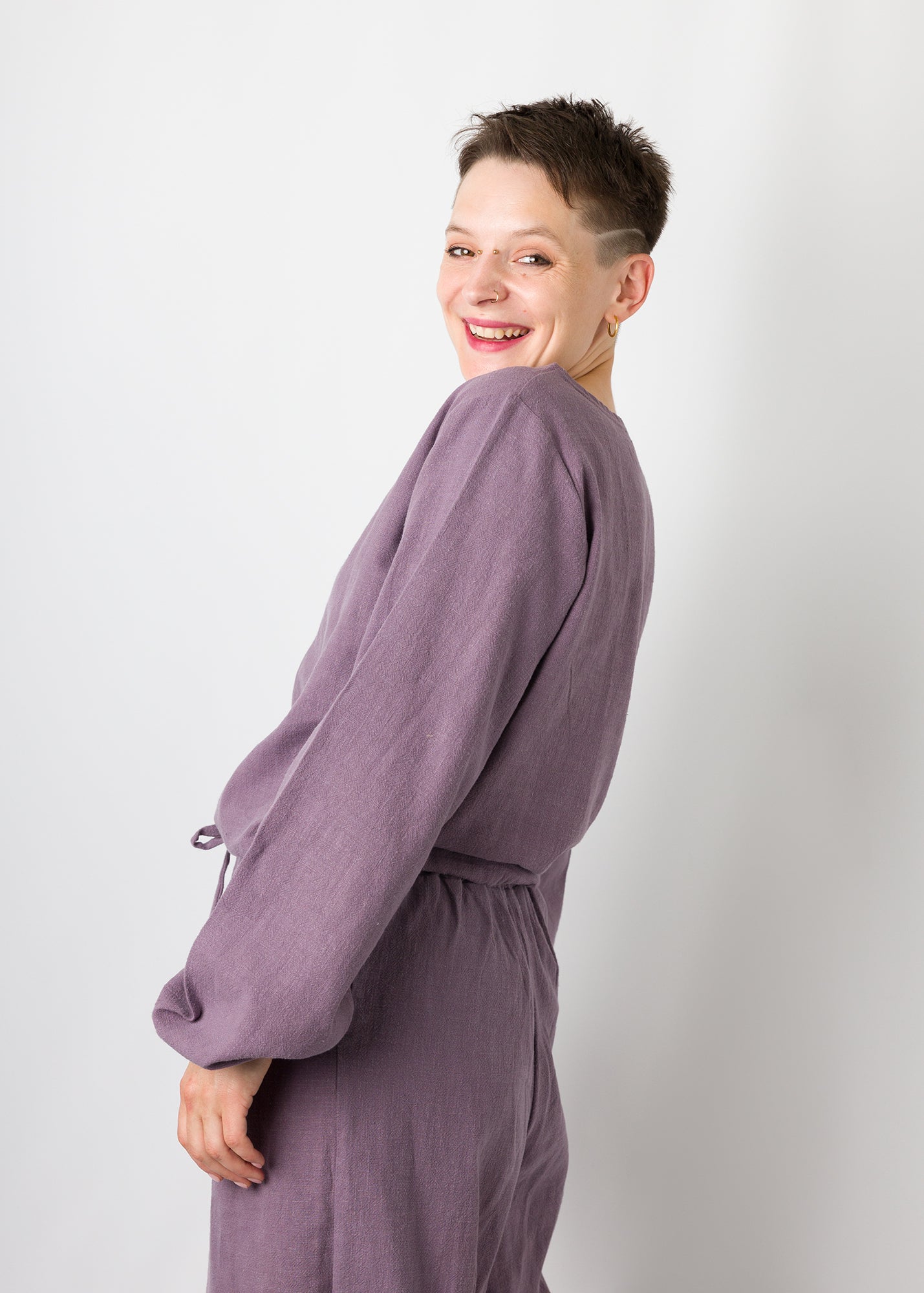 Melly trägt auf dem Foto 'Greta' Größe S, Leinen stonewashed pflaume