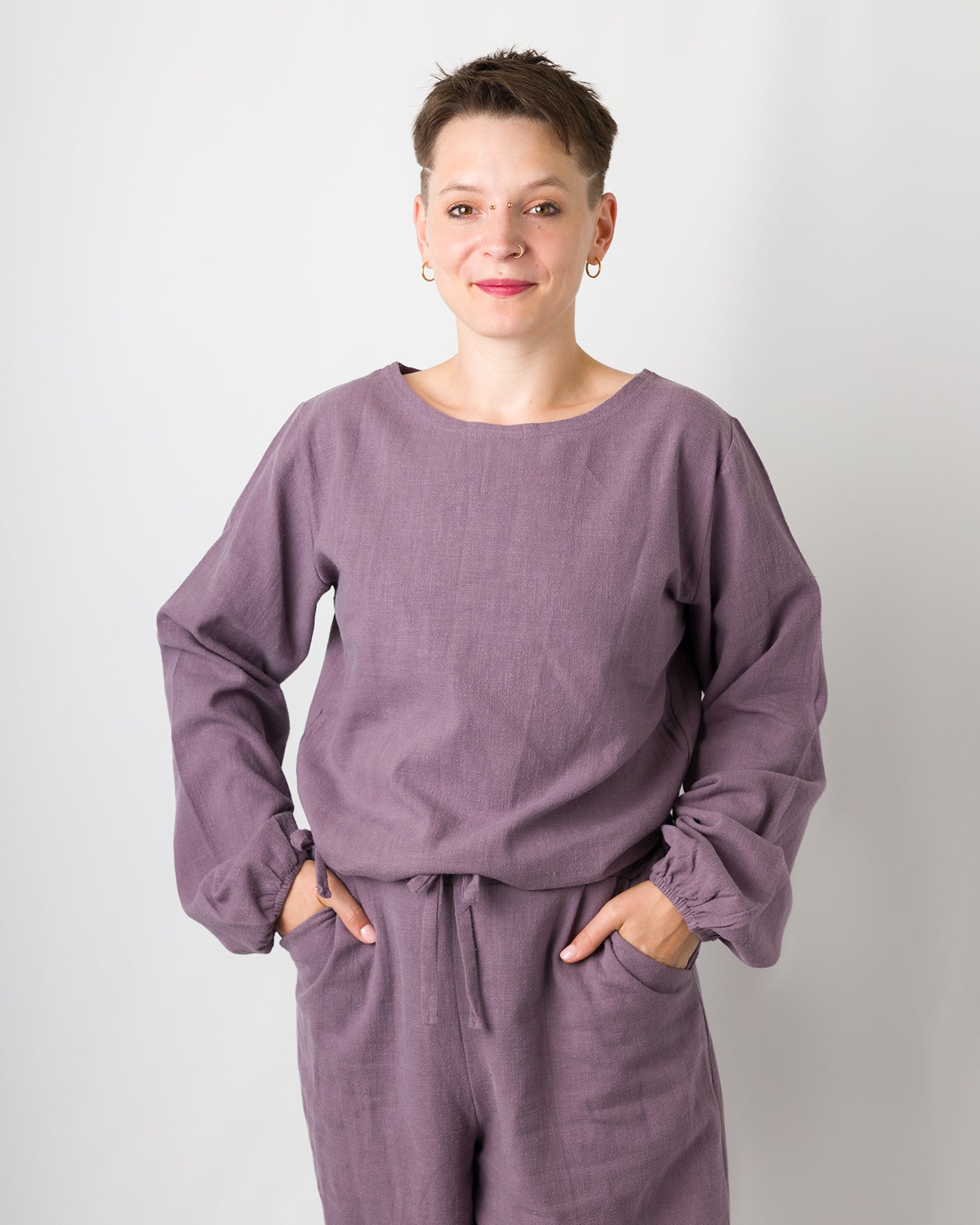 Melly trägt auf dem Foto 'Greta' Größe S, Leinen stonewashed pflaume