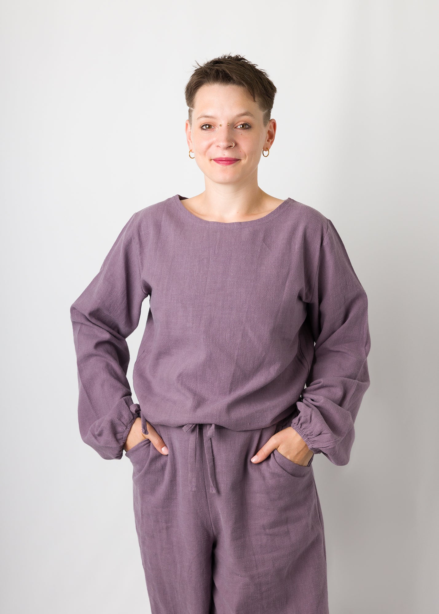Melly trägt auf dem Foto 'Greta' Größe M, Leinen stonewashed 'pflaume'