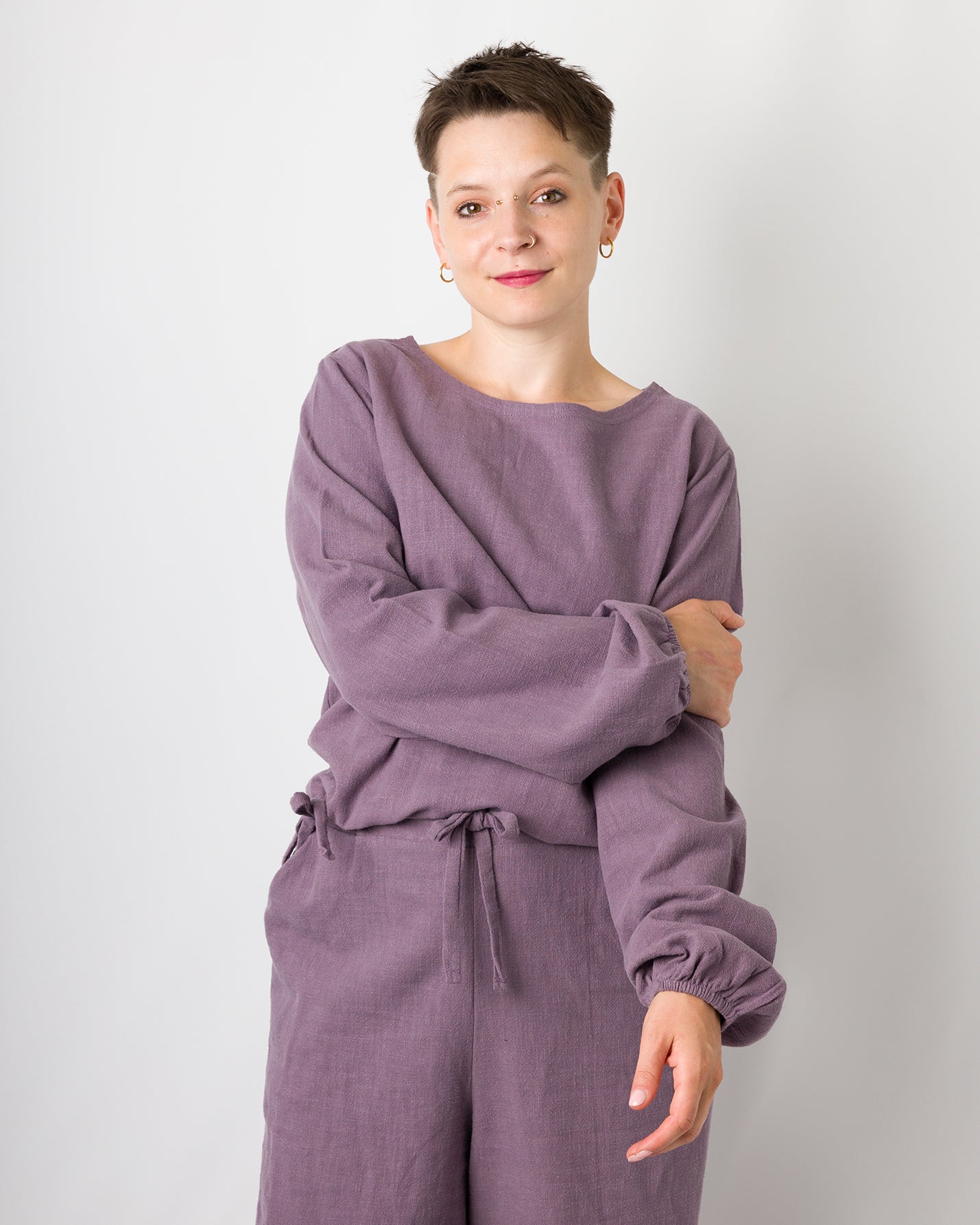 Melly trägt auf dem Foto 'Greta' Größe S, Leinen stonewashed pflaume