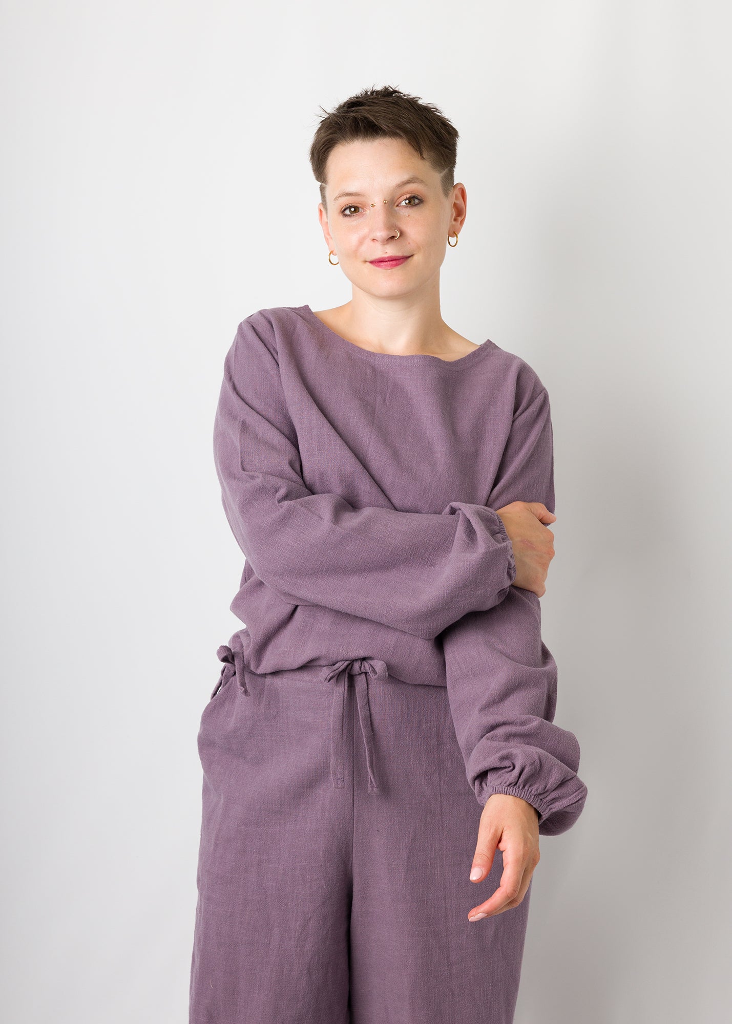 Melly trägt auf dem Foto 'Greta' Größe M, Leinen stonewashed 'pflaume'