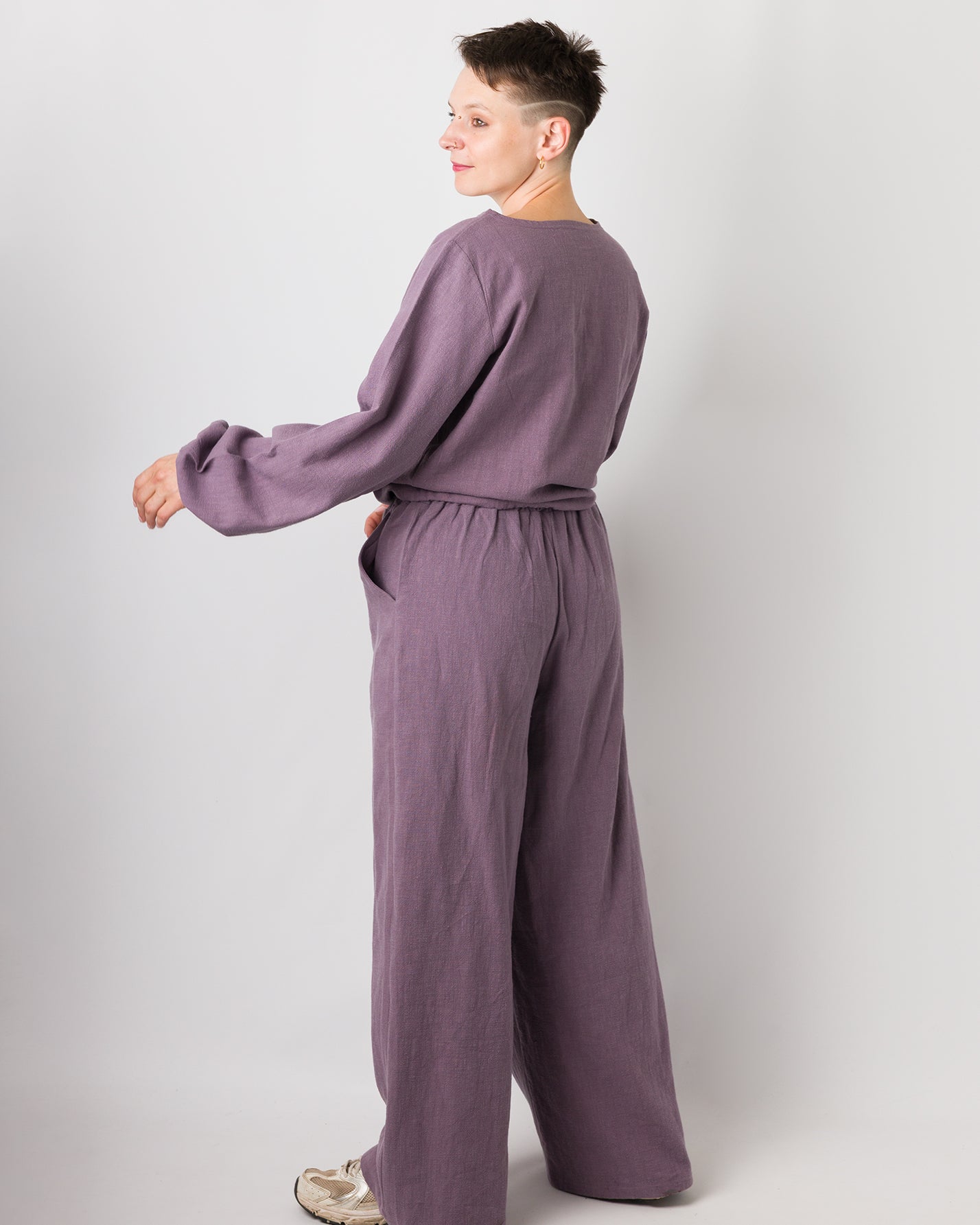 Melly trägt auf dem Foto 'Greta' Größe S und 'Holly weites Bein' Größe S, Leinen stonewashed pflaume