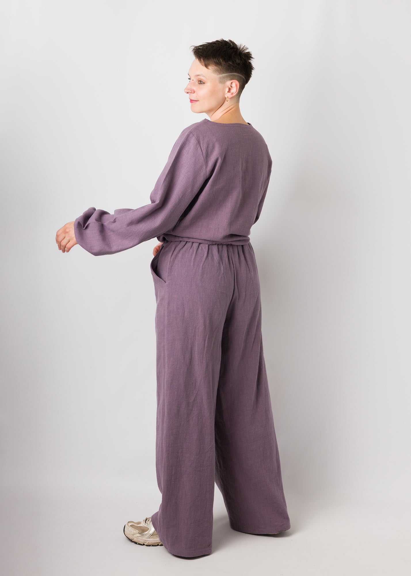 Melly trägt auf dem Foto 'Greta' Größe S und 'Holly weites Bein' Größe S, Leinen stonewashed pflaume
