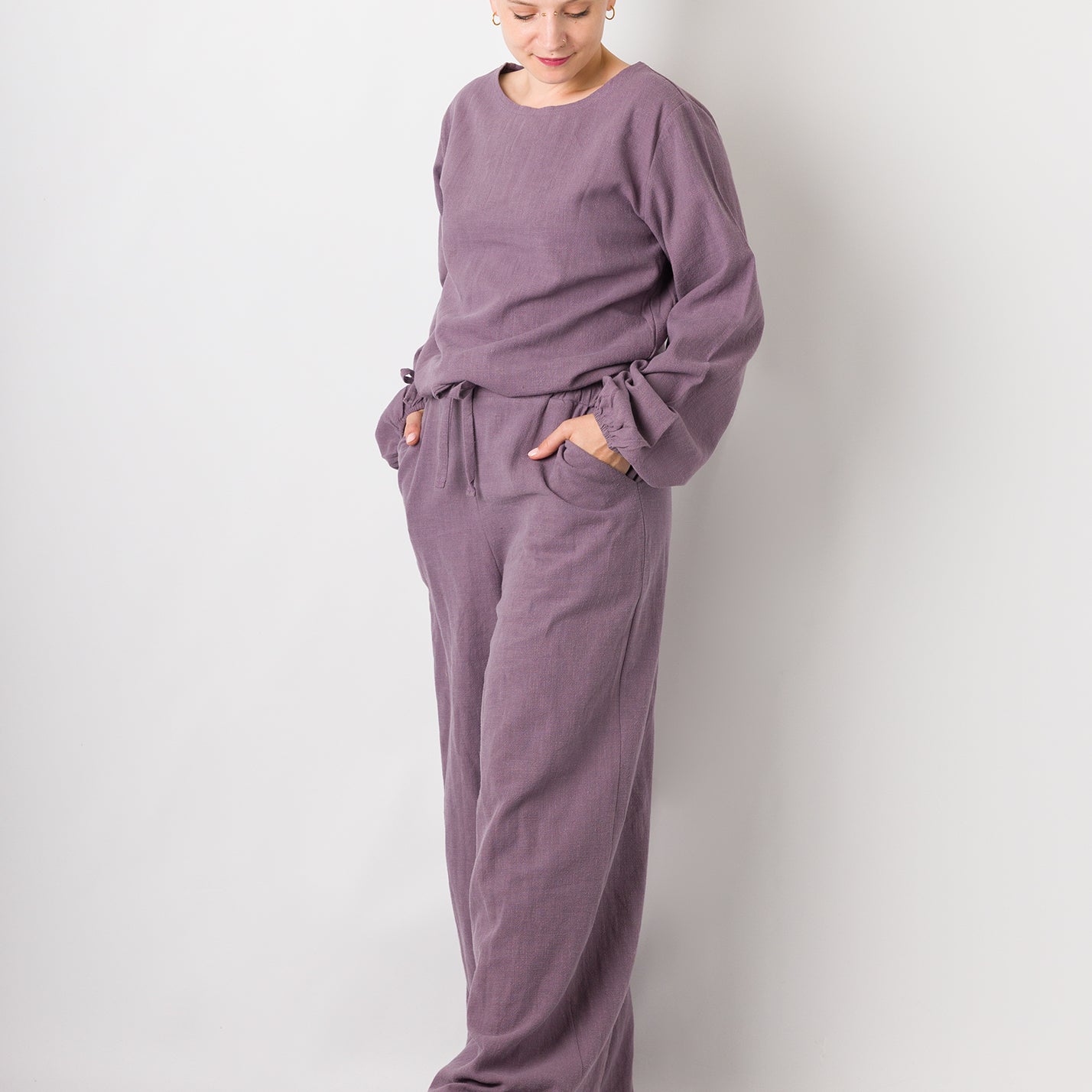 Melly trägt auf dem Foto 'Greta' Größe S und 'Holly weites Bein' Größe S, Leinen stonewashed pflaume
