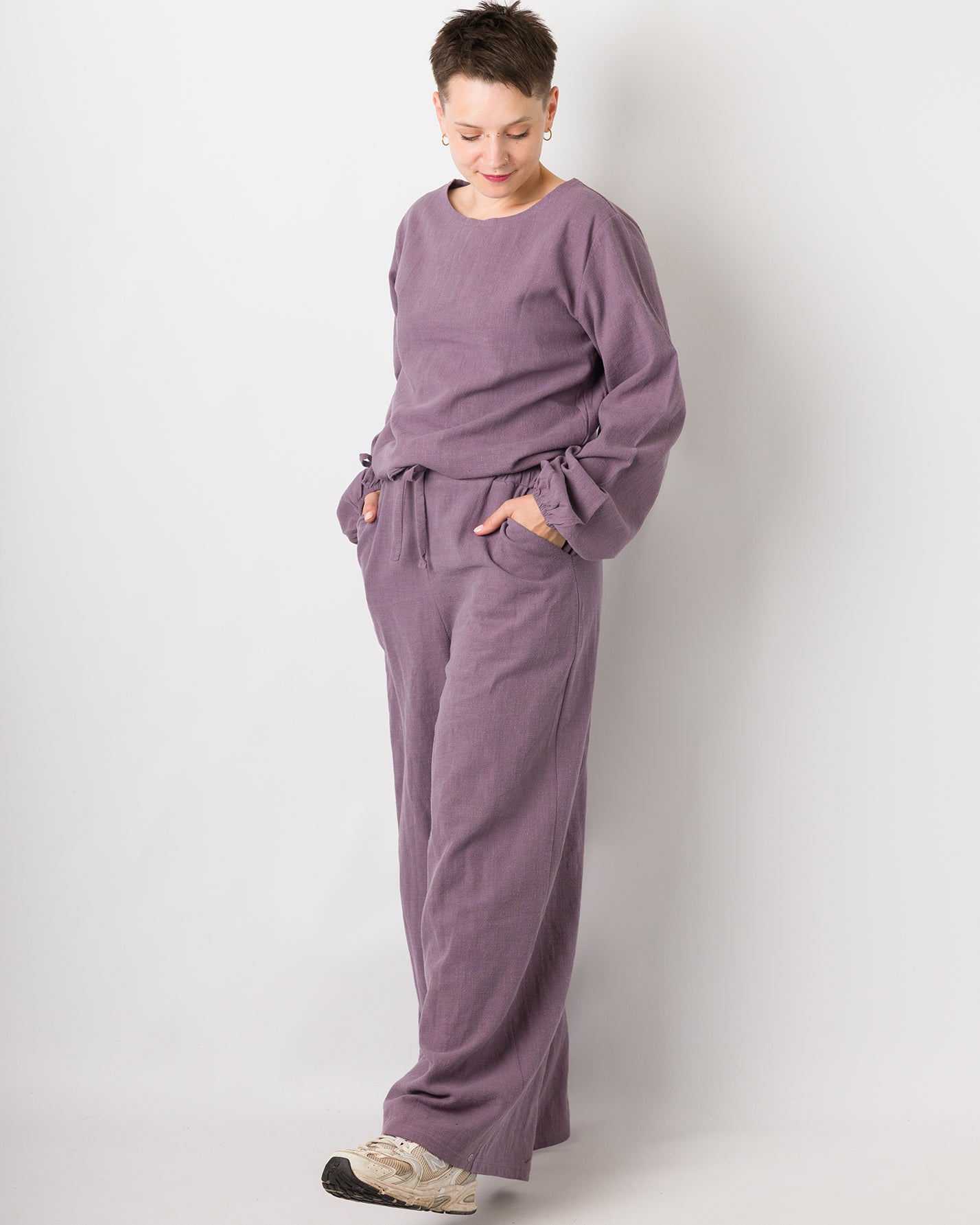 Melly trägt auf dem Foto 'Greta' Größe S und 'Holly weites Bein' Größe S, Leinen stonewashed pflaume