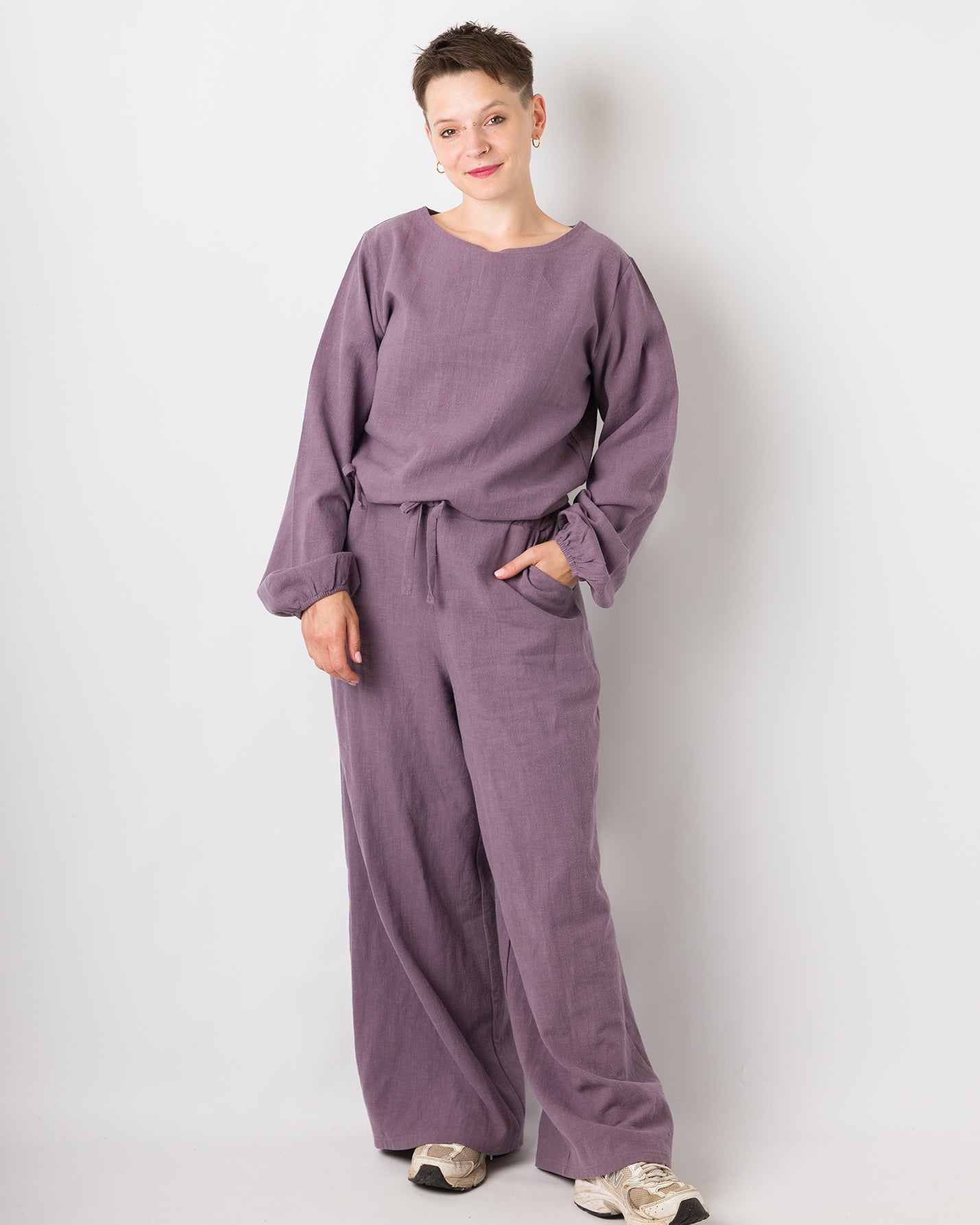 Melly trägt auf dem Foto 'Greta' Größe S und 'Holly weites Bein' Größe S, Leinen stonewashed pflaume