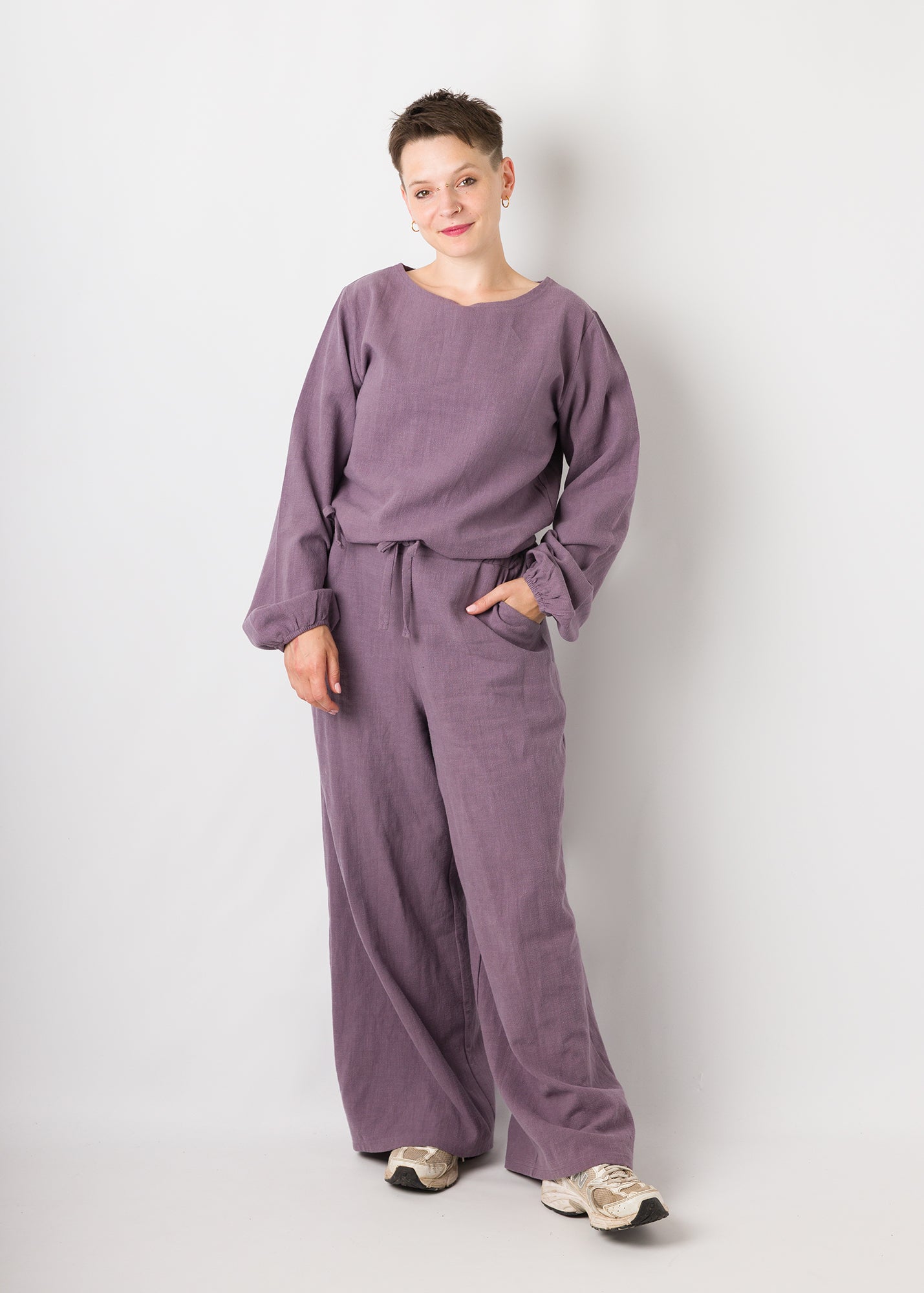 Melly trägt auf dem Foto 'Greta' Größe S und 'Holly weites Bein' Größe S, Leinen stonewashed pflaume