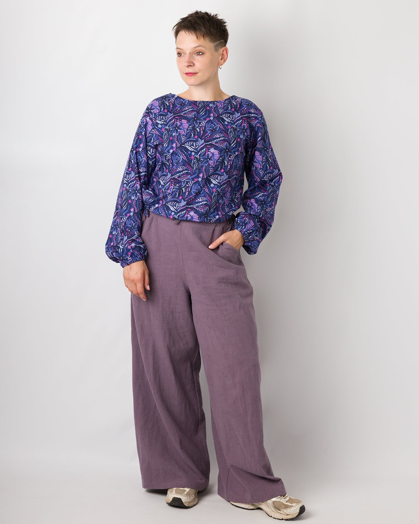 Melly trägt auf dem Foto 'Greta' Größe S , Muster nicht elastisch 'Mitternachtsblüten' und 'Holly weites Bein' Größe S, Leinen stonewashed pflaume