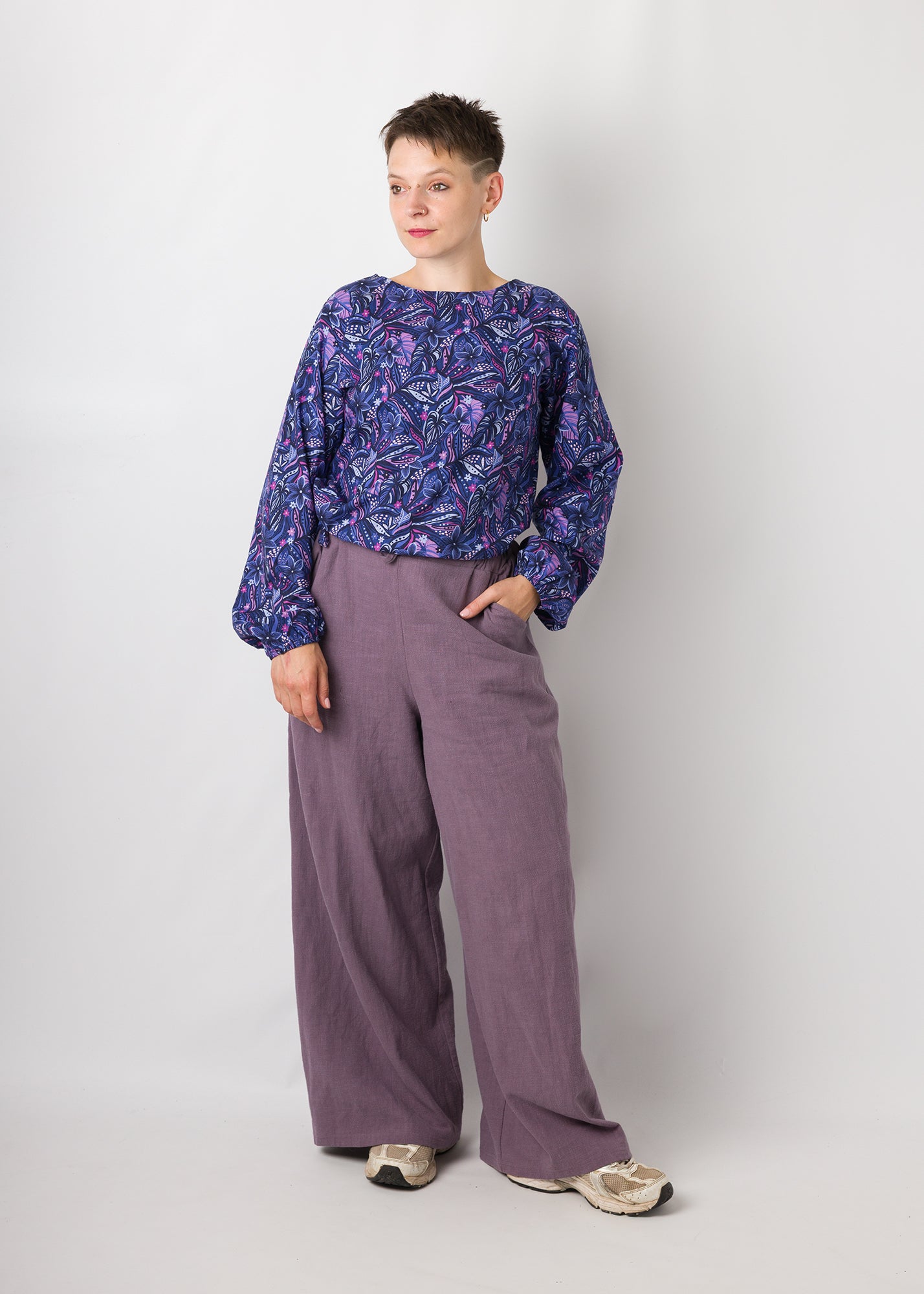 Melly trägt auf dem Foto 'Greta' Größe S , Muster nicht elastisch 'Mitternachtsblüten' und 'Holly weites Bein' Größe S, Leinen stonewashed pflaume