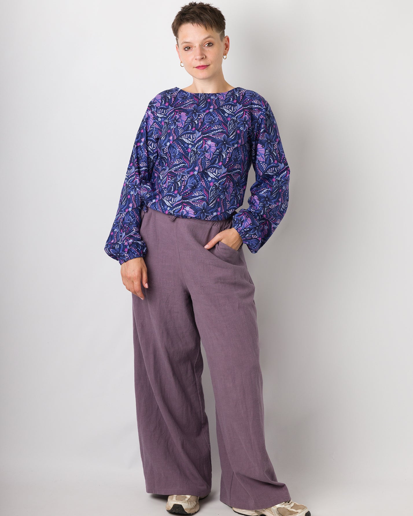 Melly trägt auf dem Foto 'Greta' Größe S , Muster nicht elastisch 'Mitternachtsblüten' und 'Holly weites Bein' Größe S, Leinen stonewashed pflaume