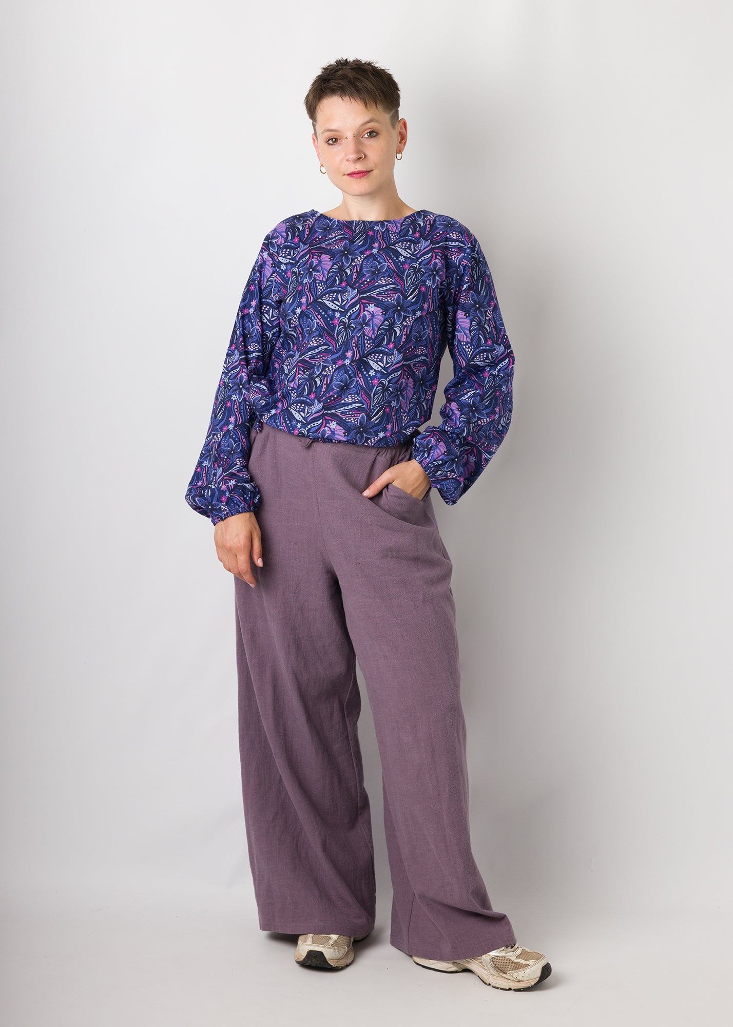 Melly trägt auf dem Foto 'Greta' Größe S , Muster nicht elastisch 'Mitternachtsblüten' und 'Holly weites Bein' Größe S, Leinen stonewashed pflaume