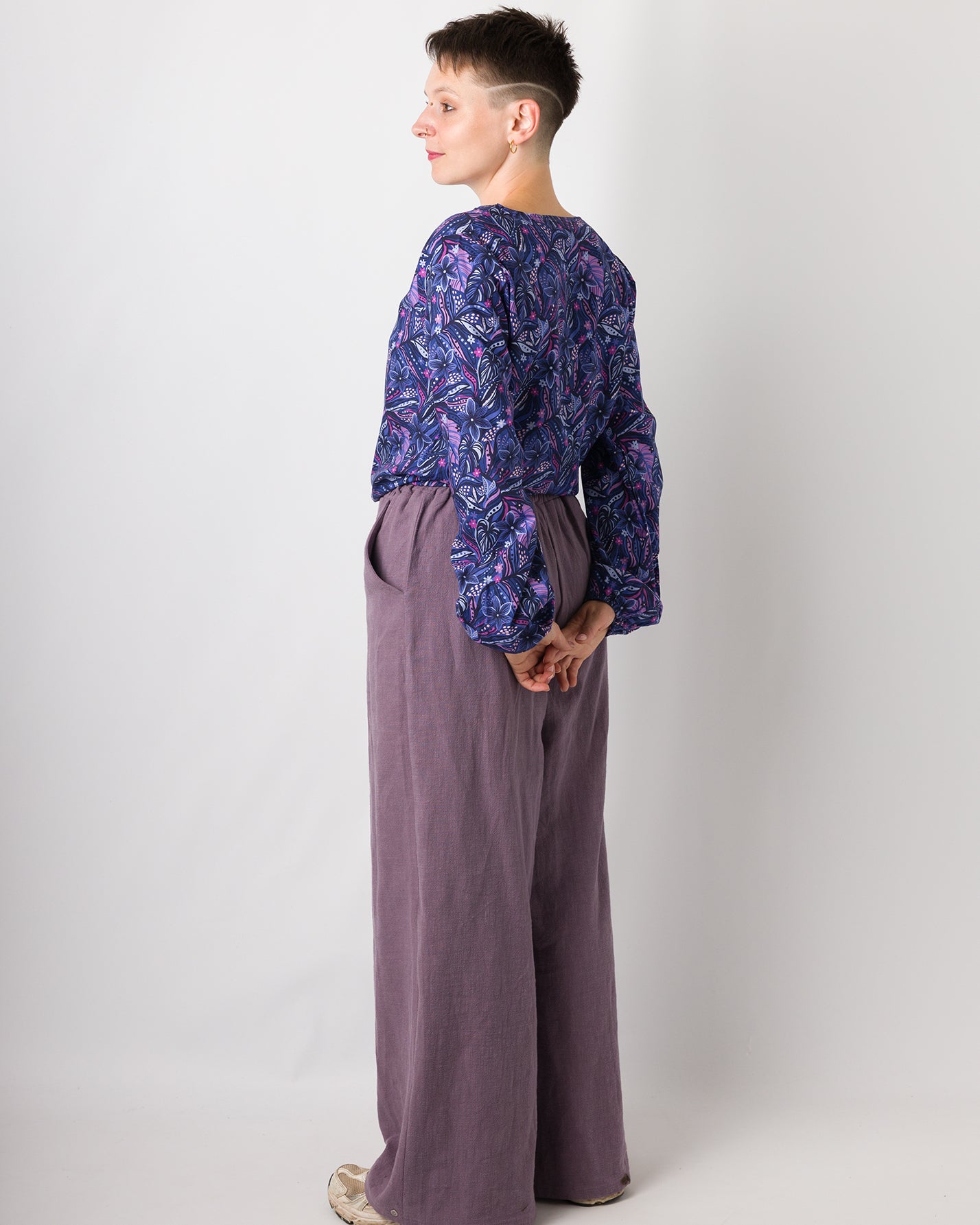 Melly trägt auf dem Foto 'Greta' Größe S , Muster nicht elastisch 'Mitternachtsblüten' und 'Holly weites Bein' Größe S, Leinen stonewashed pflaume