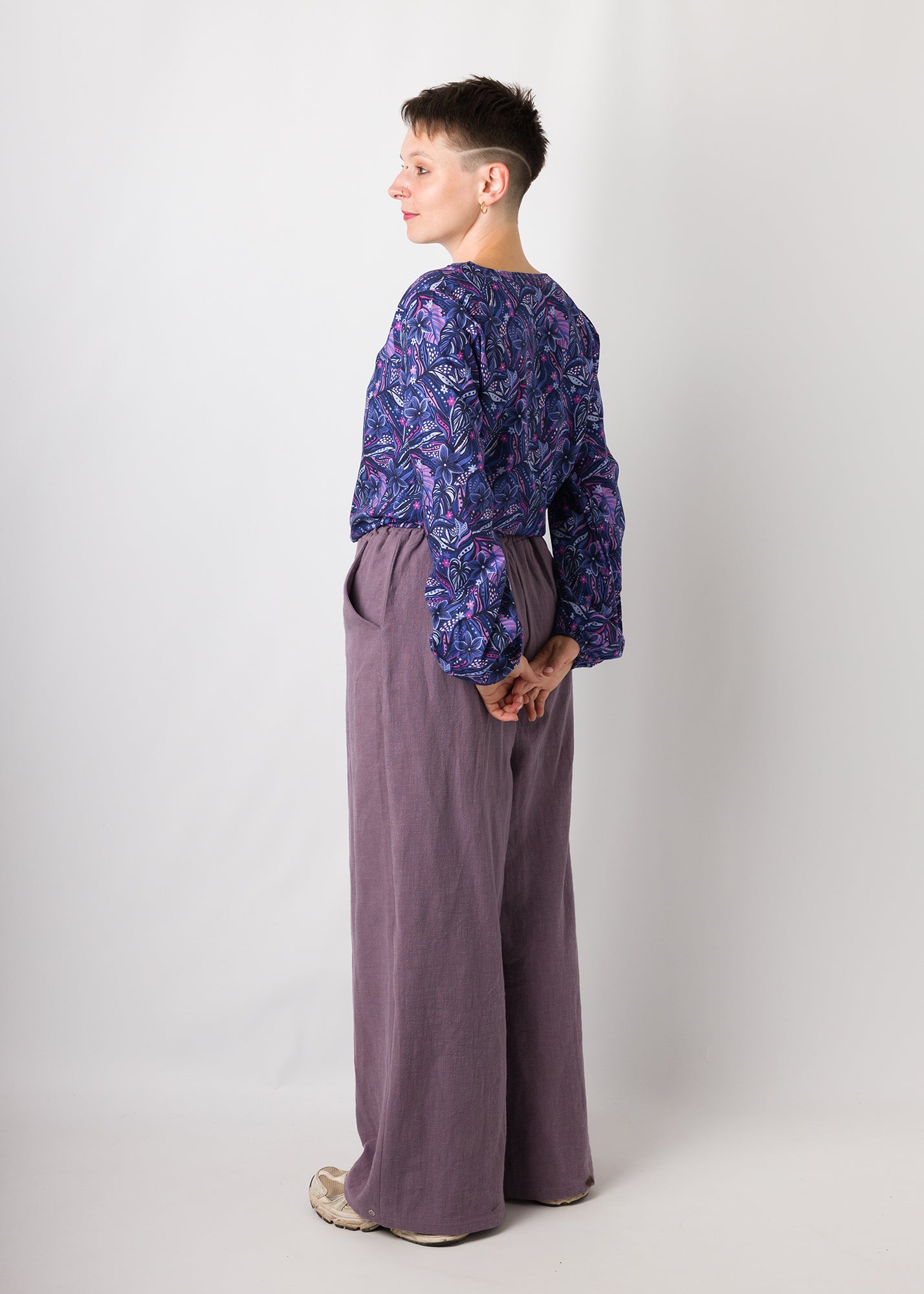 Melly trägt auf dem Foto 'Greta' Größe S , Muster nicht elastisch 'Mitternachtsblüten' und 'Holly weites Bein' Größe S, Leinen stonewashed pflaume