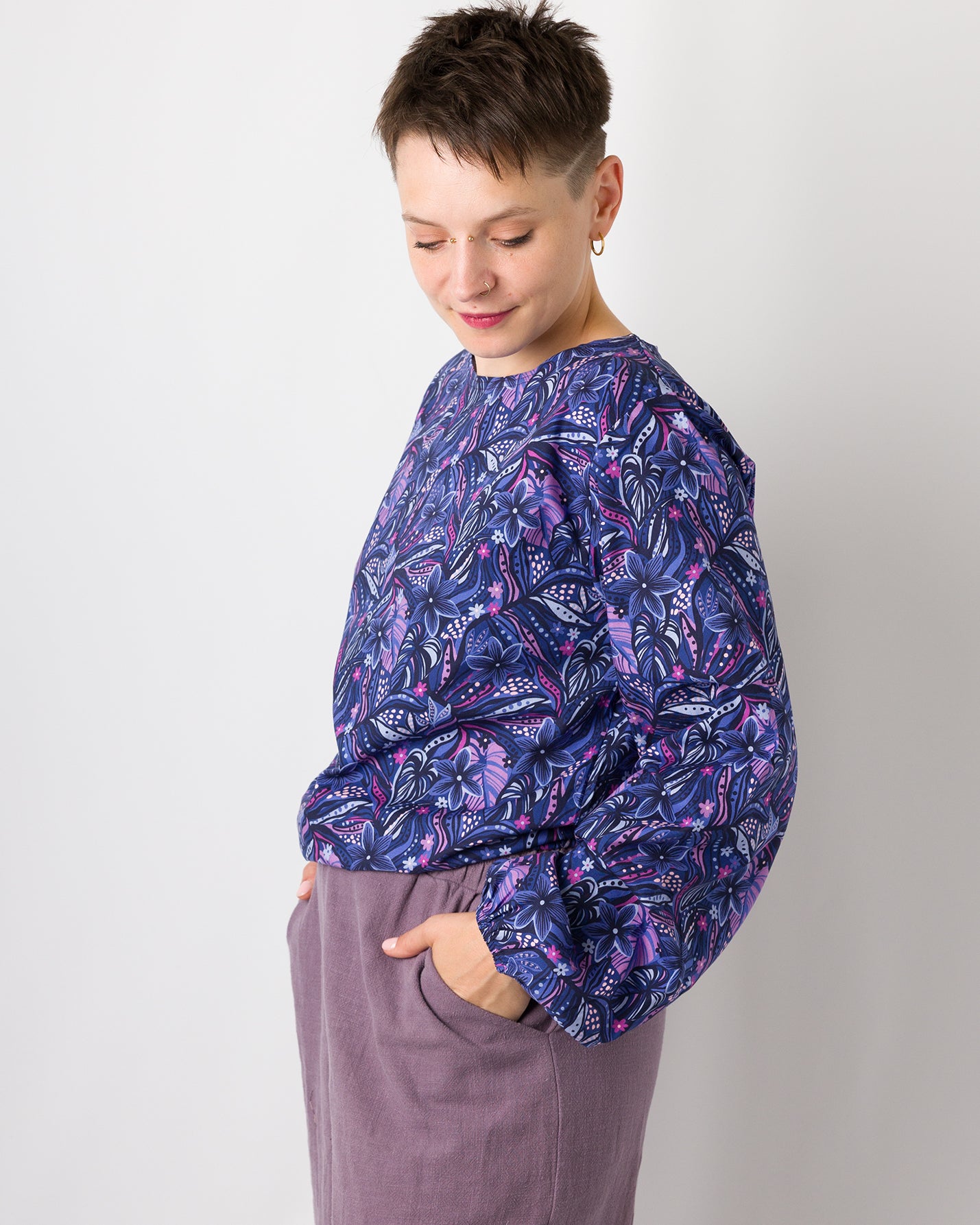 Melly trägt auf dem Foto 'Greta' Größe S , Muster nicht elastisch 'Mitternachtsblüten'