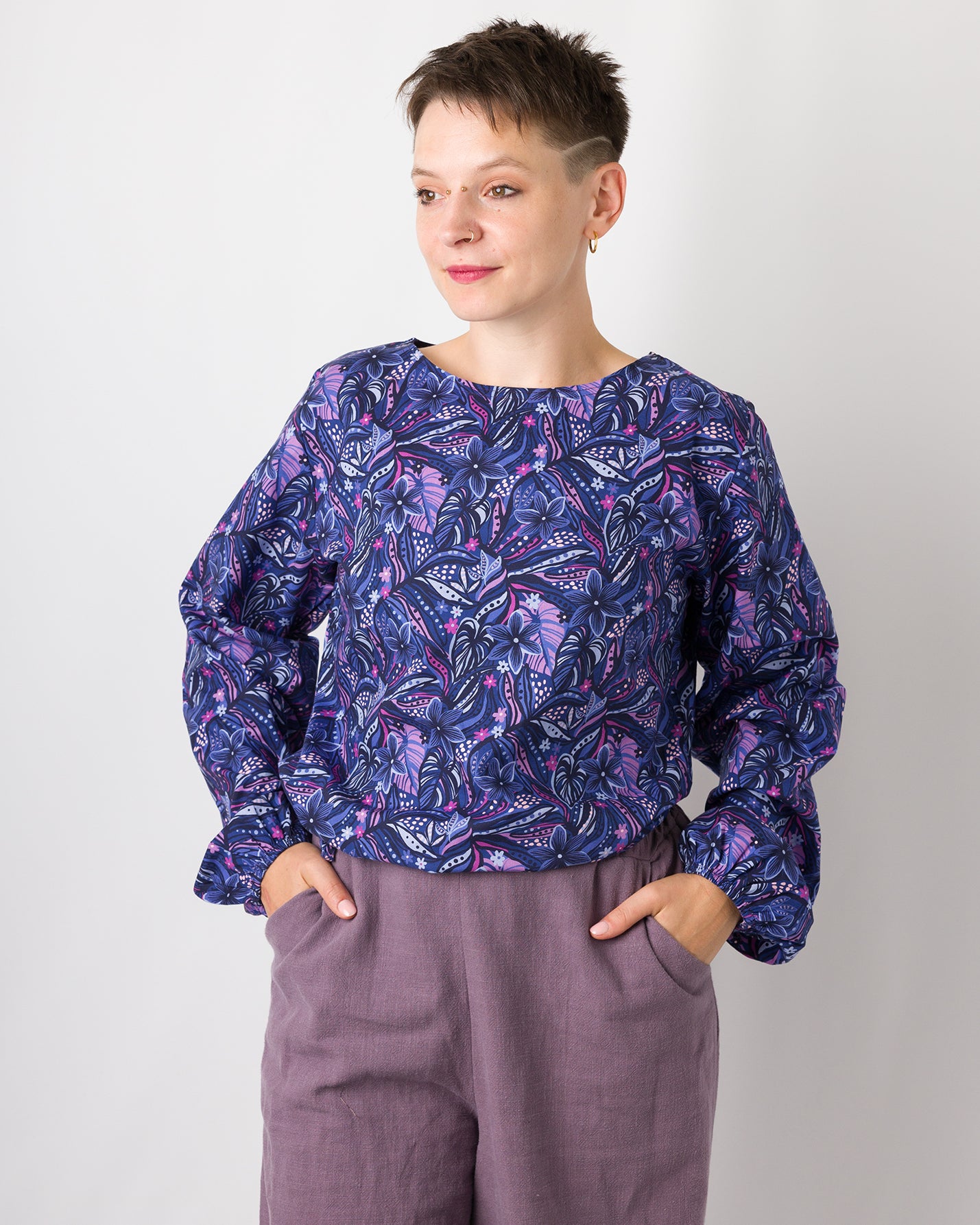 Melly trägt auf dem Foto 'Greta' Größe S , Muster nicht elastisch 'Mitternachtsblüten'