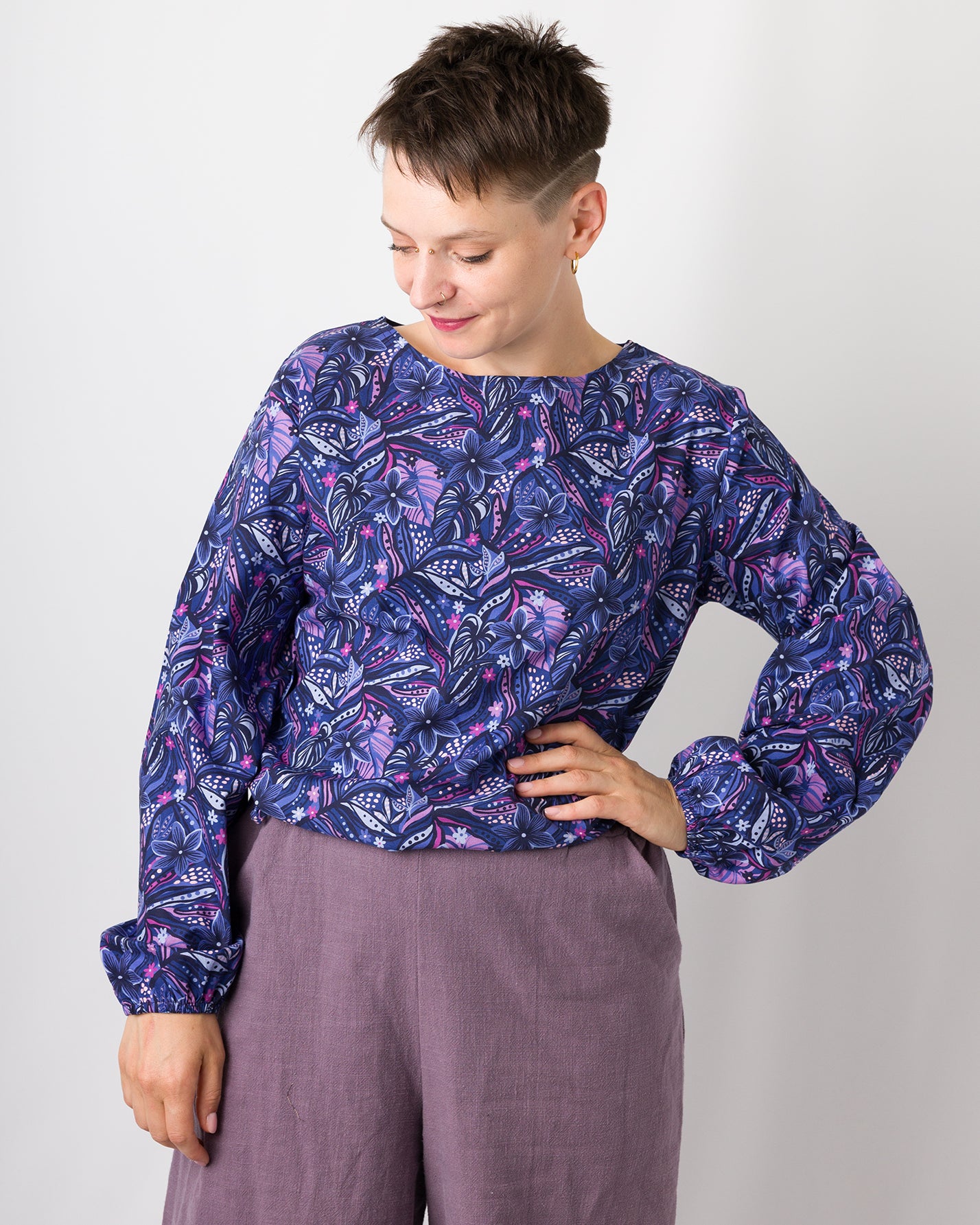 Melly trägt auf dem Foto 'Greta' Größe S , Muster nicht elastisch 'Mitternachtsblüten'