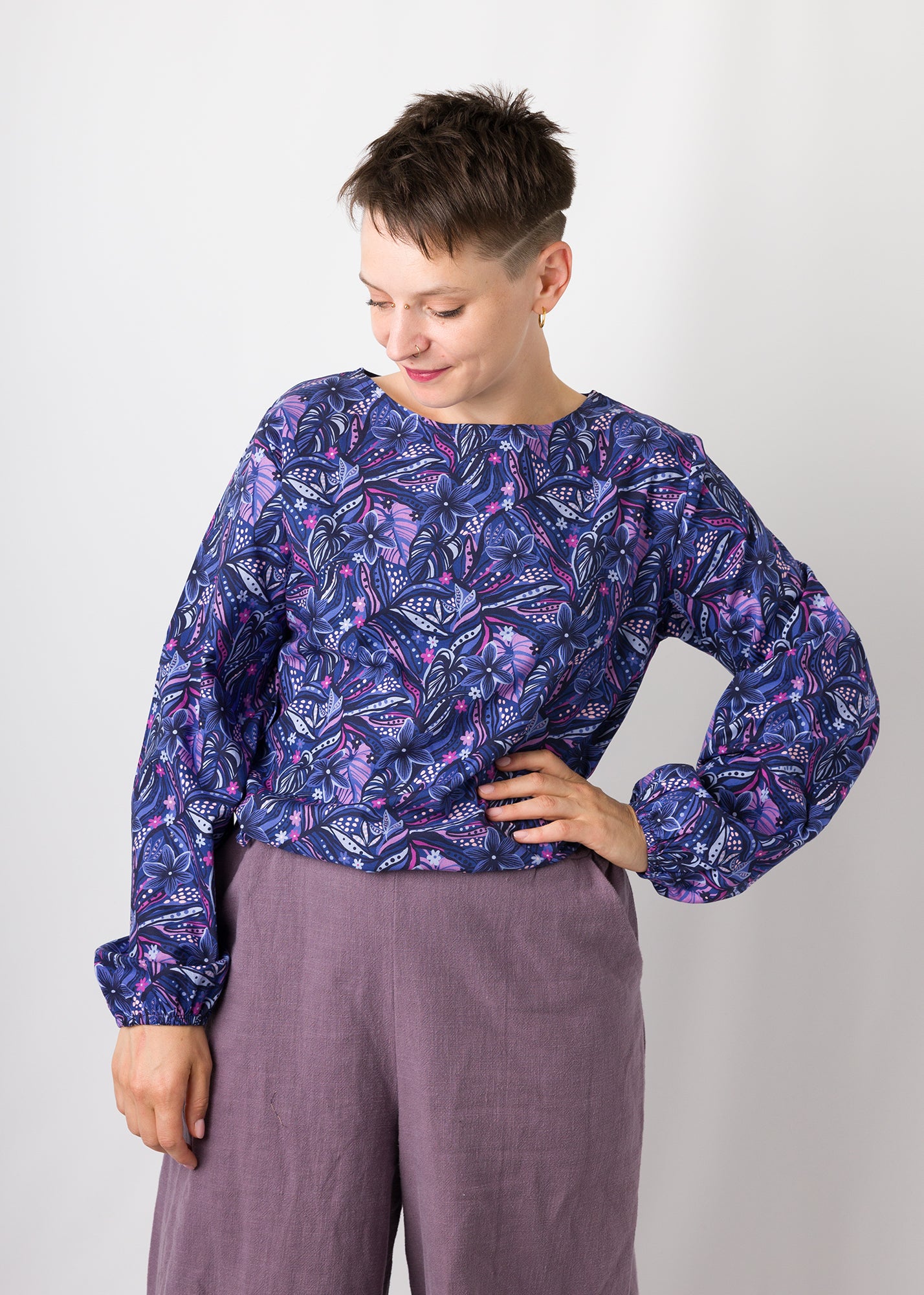 Melly trägt auf dem Foto 'Greta' Größe S , Muster nicht elastisch 'Mitternachtsblüten'