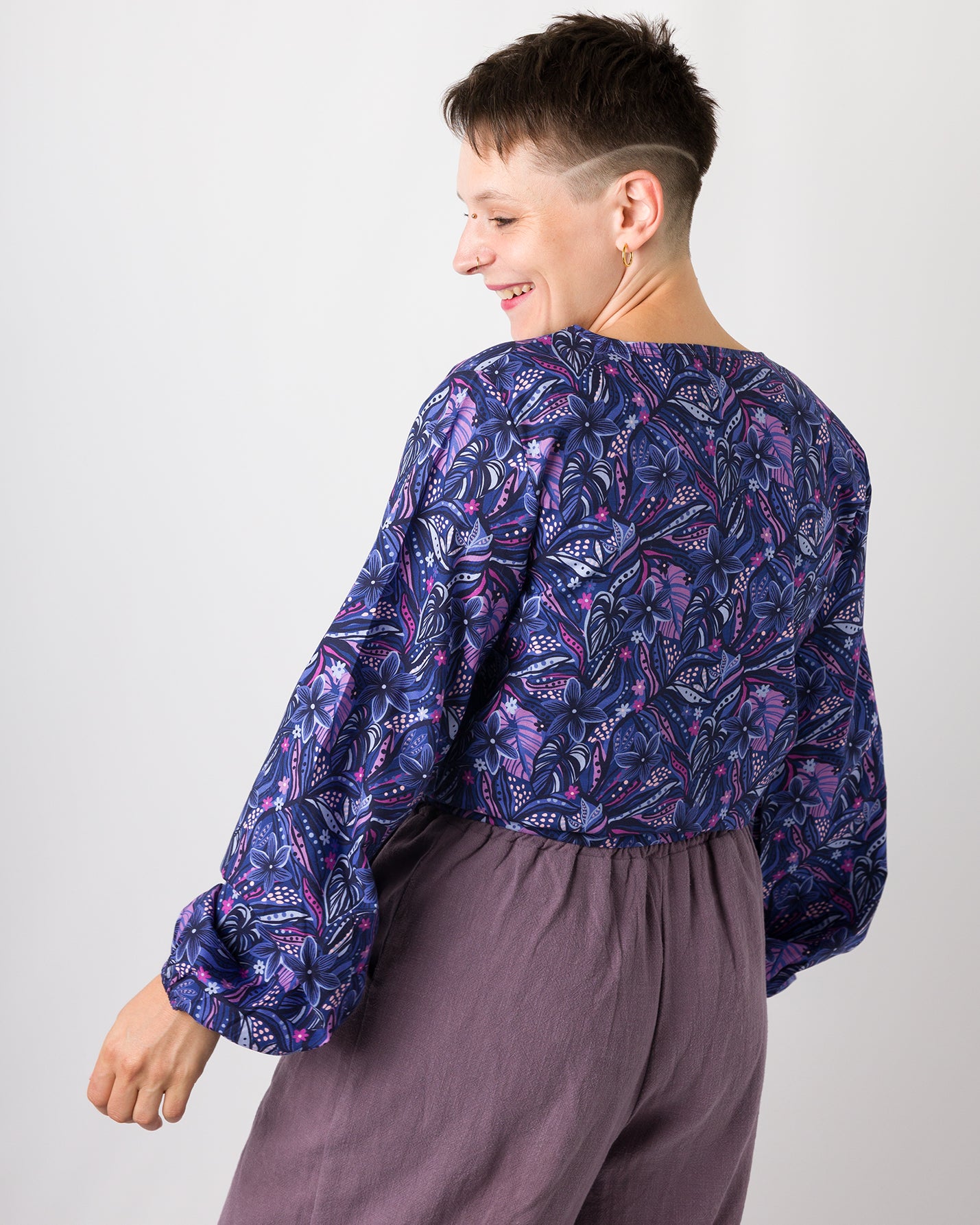 Melly trägt auf dem Foto 'Greta' Größe S , Muster nicht elastisch 'Mitternachtsblüten'