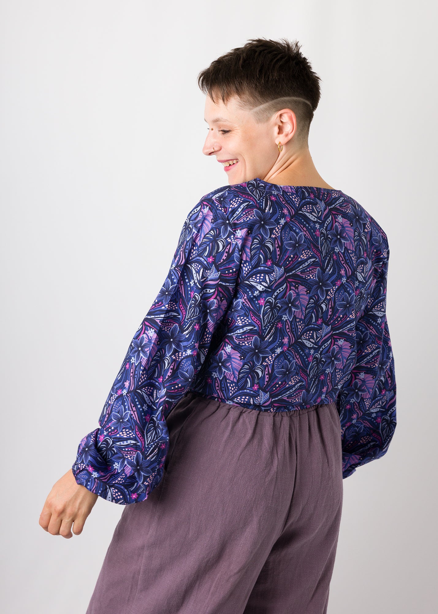 Melly trägt auf dem Foto 'Greta' Größe S , Muster nicht elastisch 'Mitternachtsblüten'