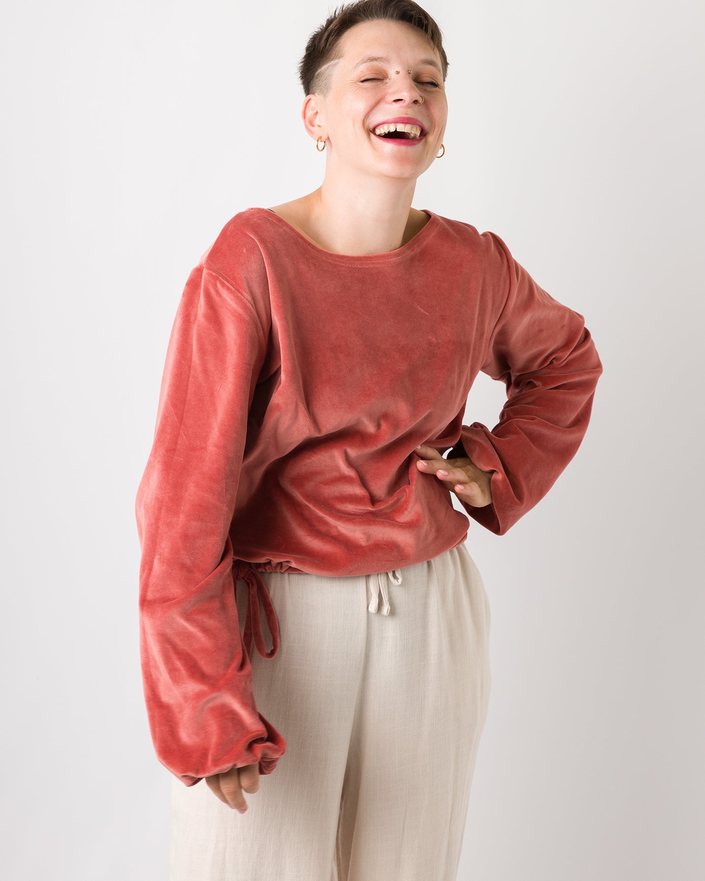 Melly trägt auf dem Foto 'Greta' Größe S, Velvet rosé