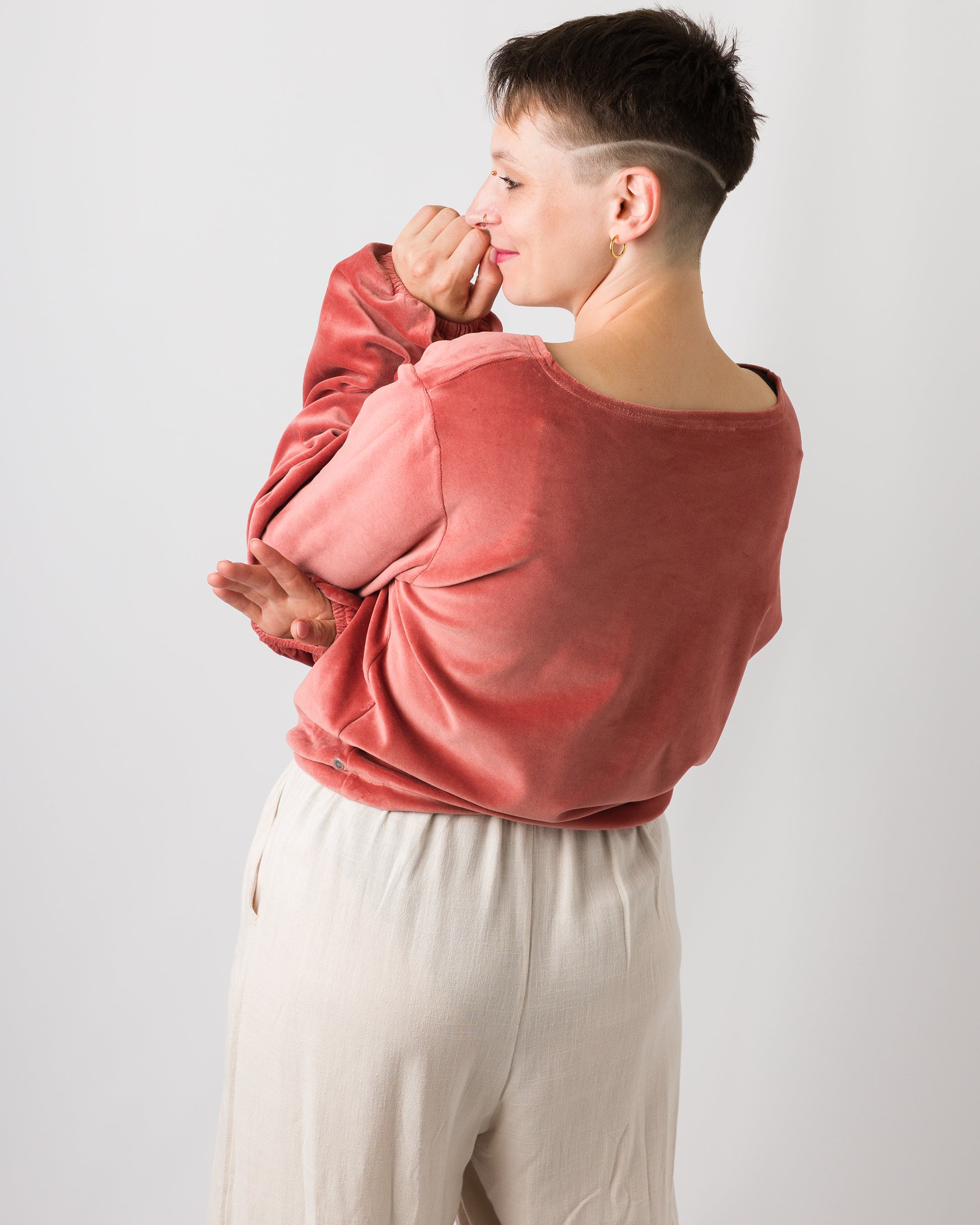 Melly trägt auf dem Foto 'Greta' Größe S, Velvet rosé