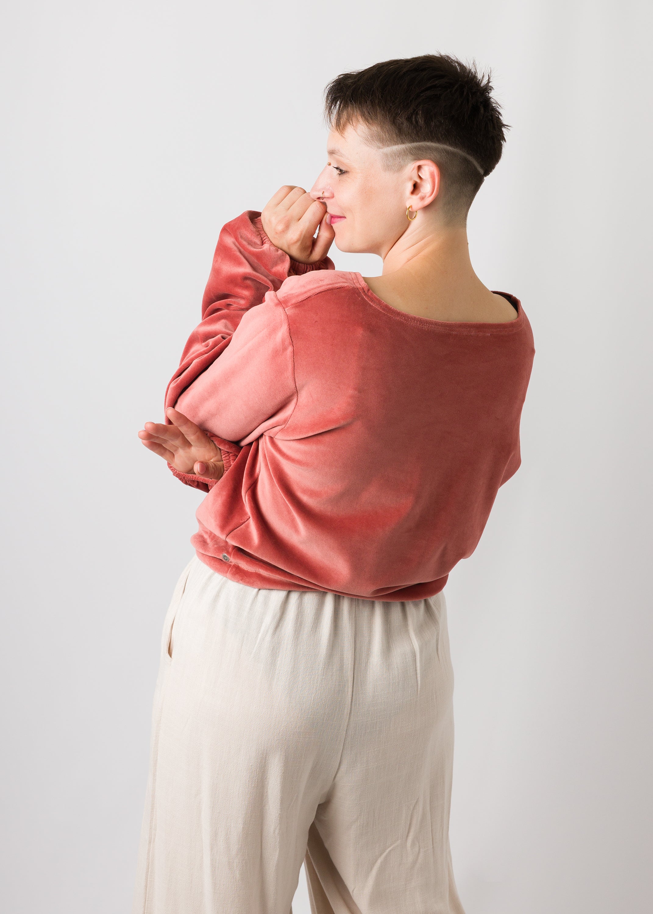 Melly trägt auf dem Foto 'Greta' Größe S, Velvet rosé