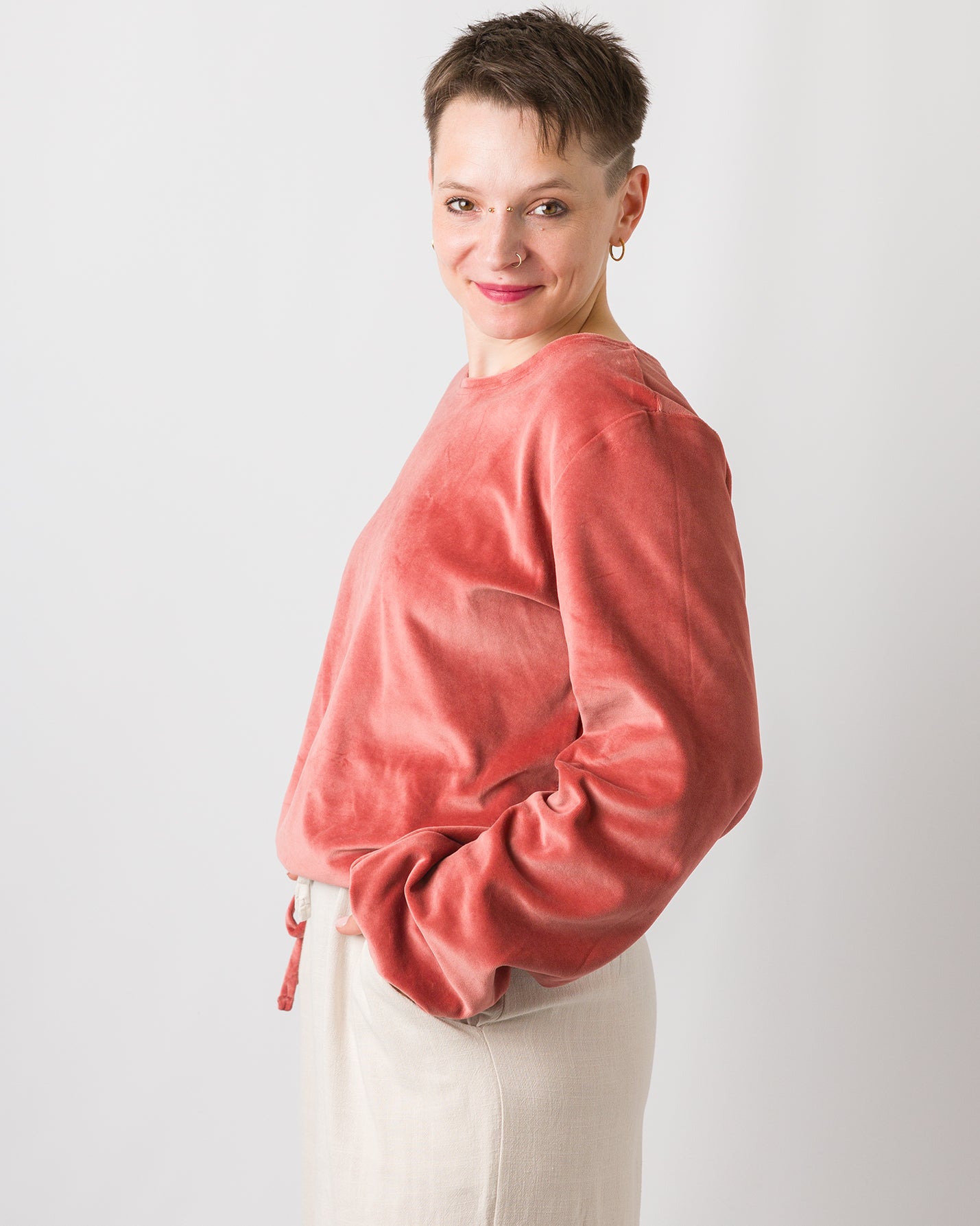 Melly trägt auf dem Foto 'Greta' Größe S, Velvet rosé