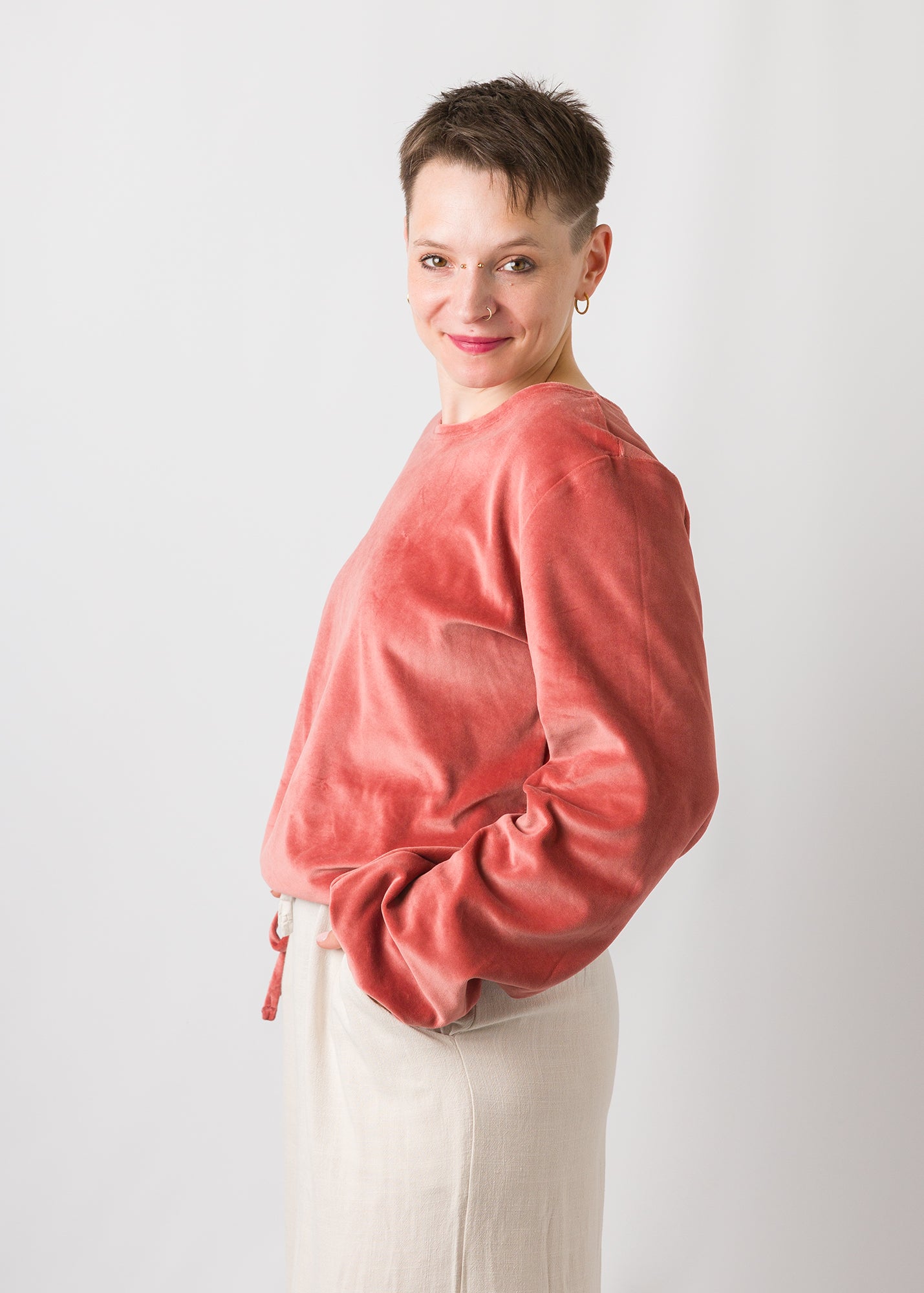 Melly trägt auf dem Foto 'Greta' Größe S, Velvet rosé