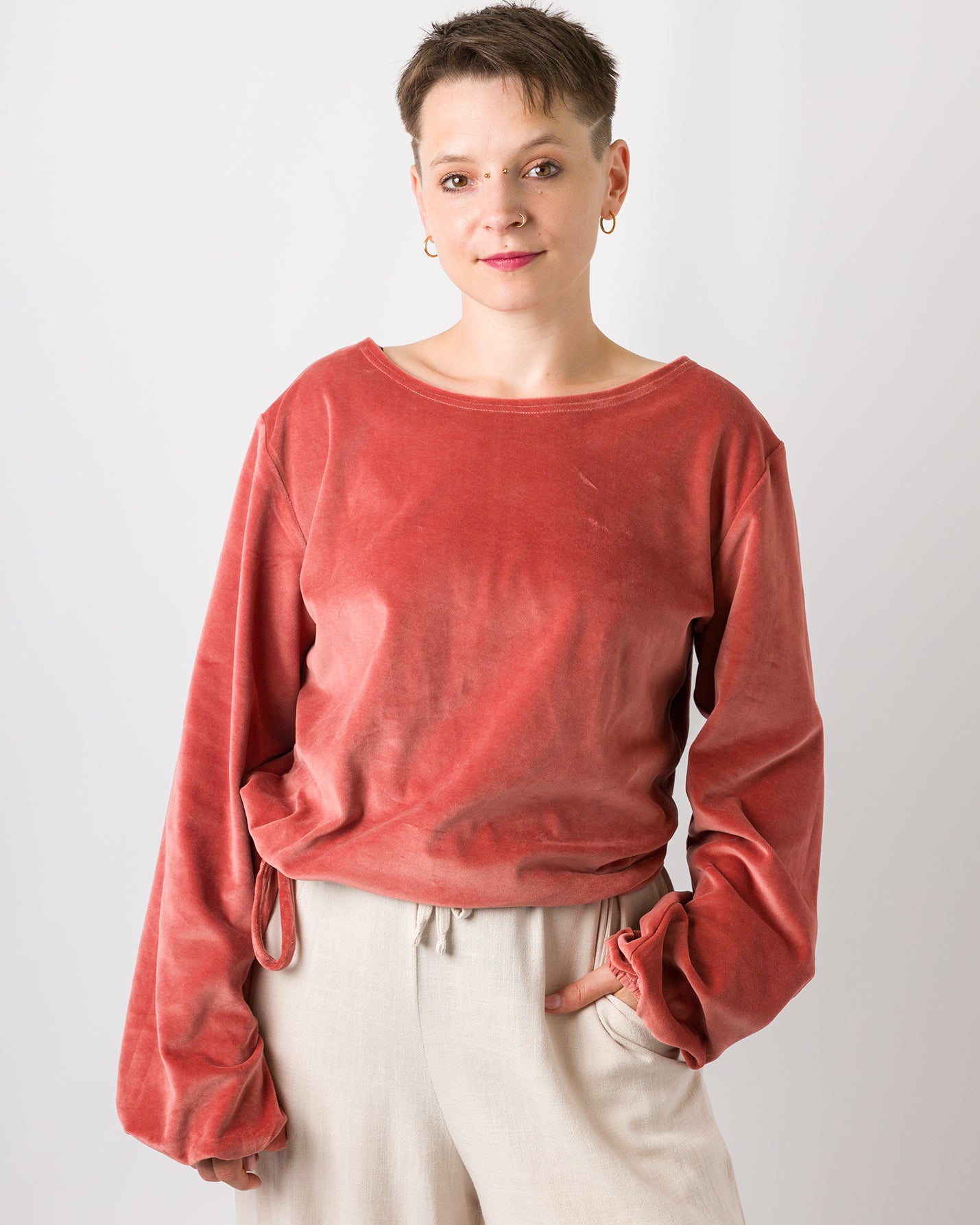 Melly trägt auf dem Foto 'Greta' Größe S, Velvet rosé