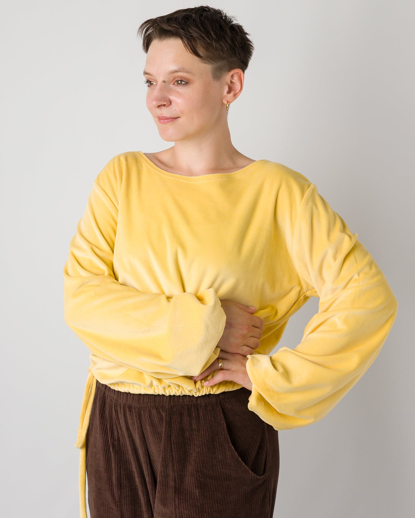 Melly trägt auf dem Foto 'Greta' Größe S, Velvet gelb