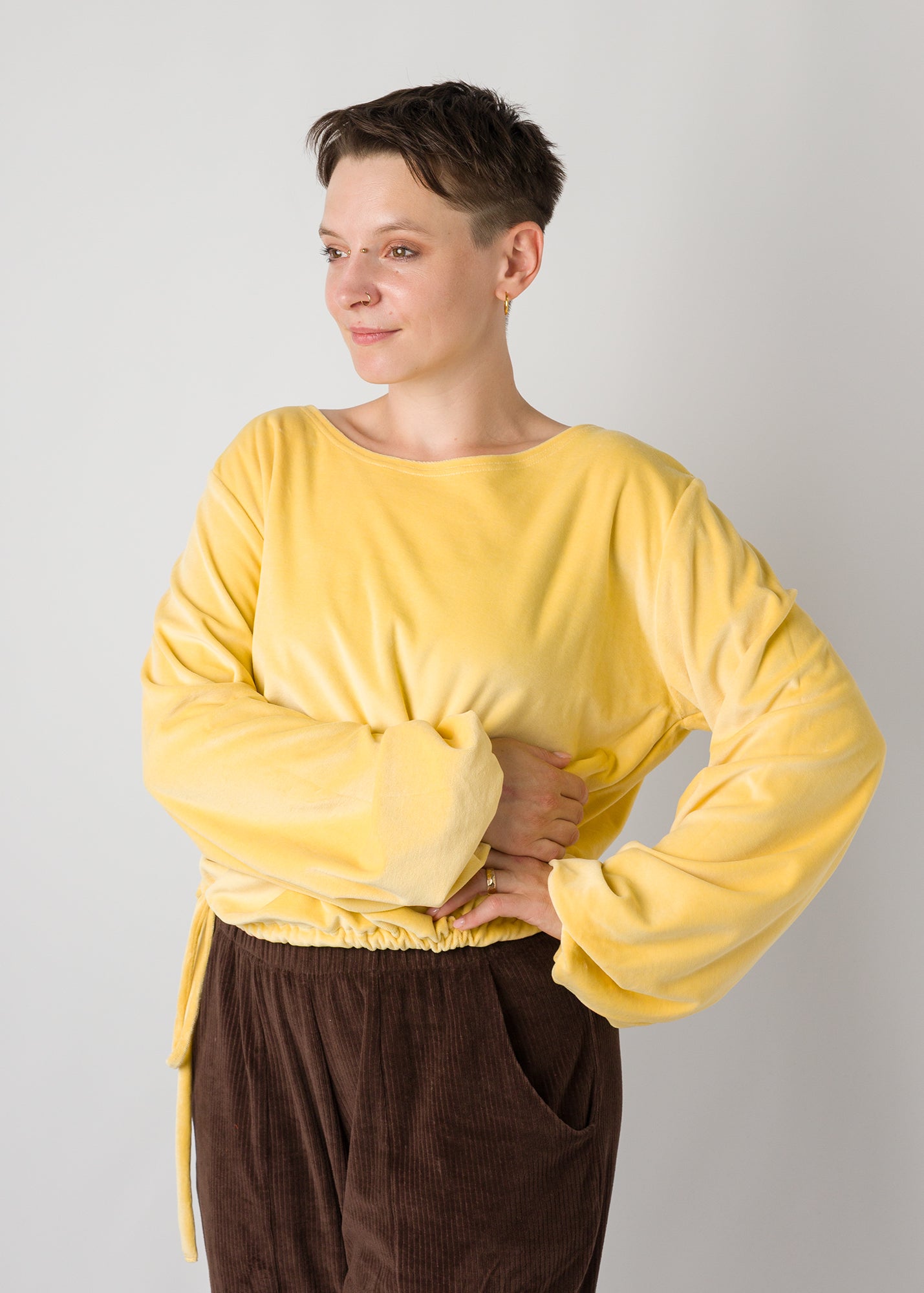 Melly trägt auf dem Foto 'Greta' Größe S, Velvet gelb