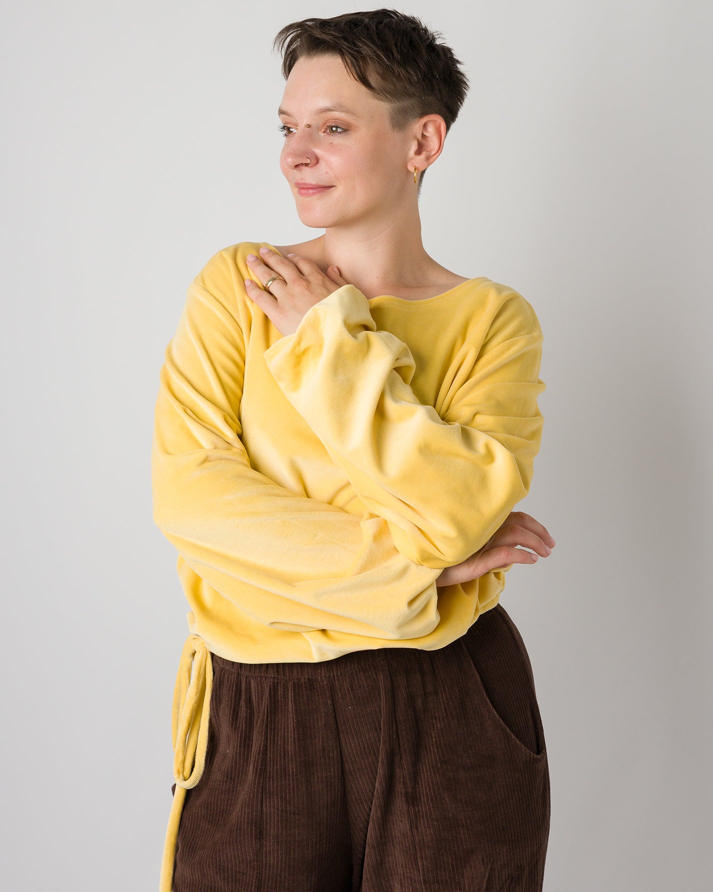 Melly trägt auf dem Foto 'Greta' Größe S, Velvet gelb