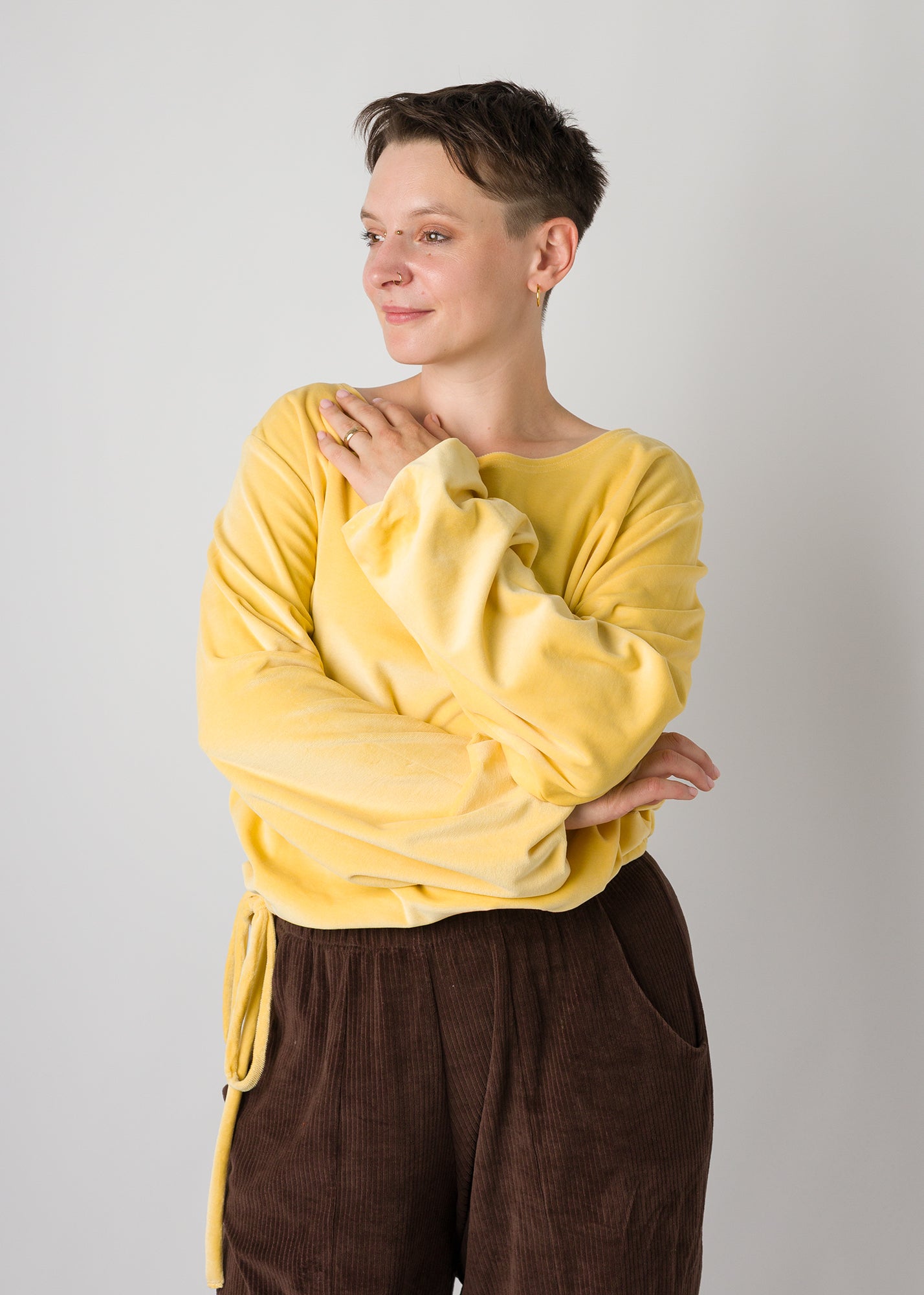 Melly trägt auf dem Foto 'Greta' Größe S, Velvet gelb