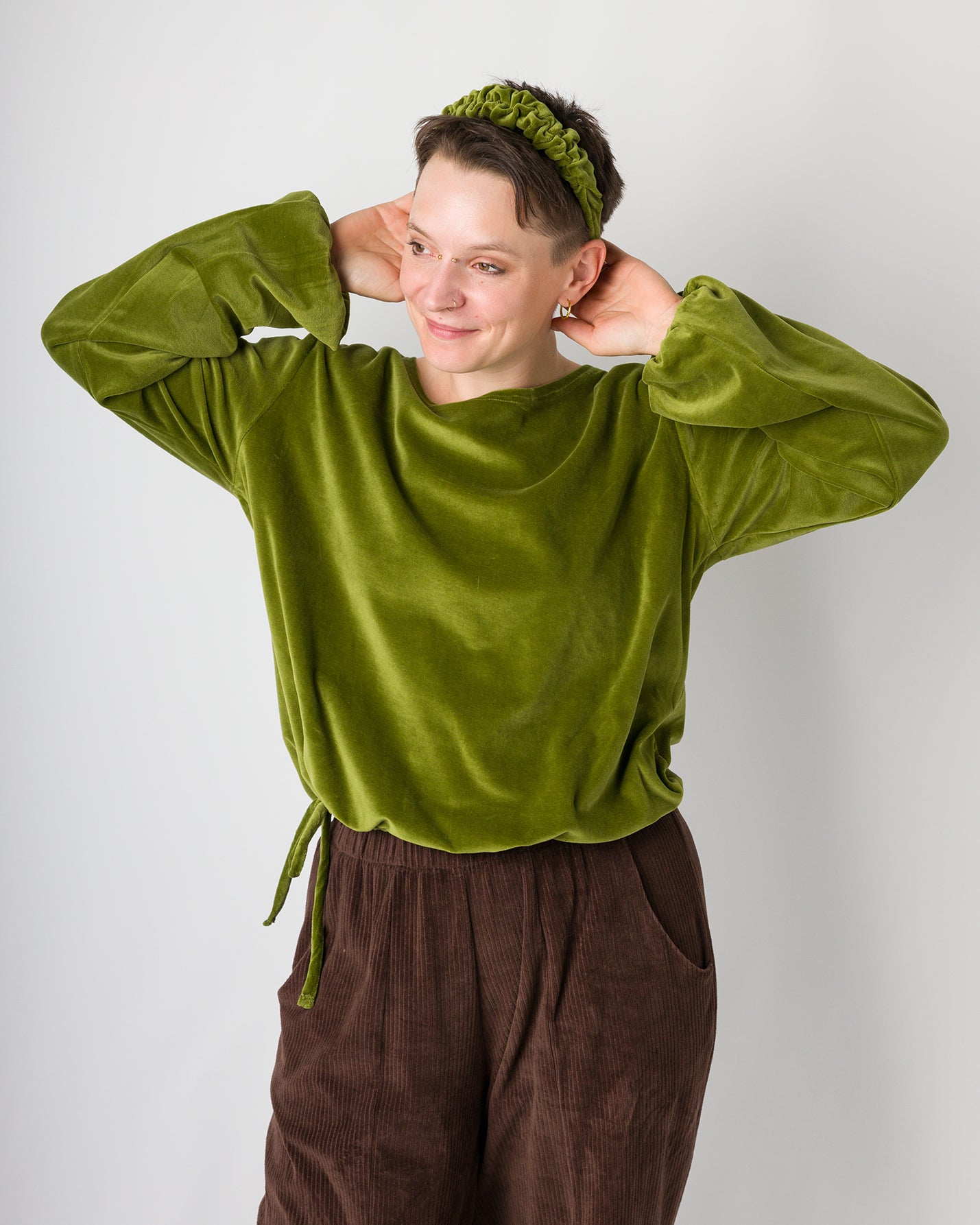 Melly trägt auf dem Foto 'Greta' Größe S, Velvet moosgrün