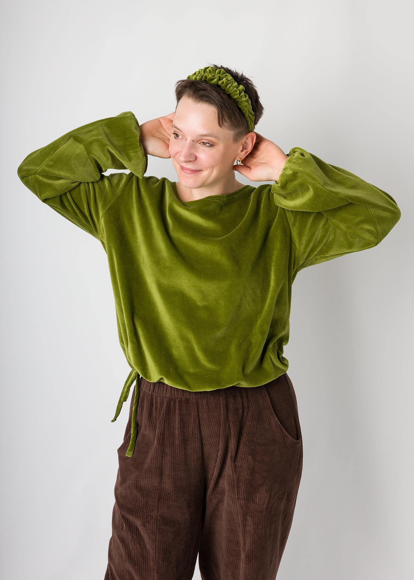 Melly trägt auf dem Foto 'Greta' Größe S, Velvet moosgrün