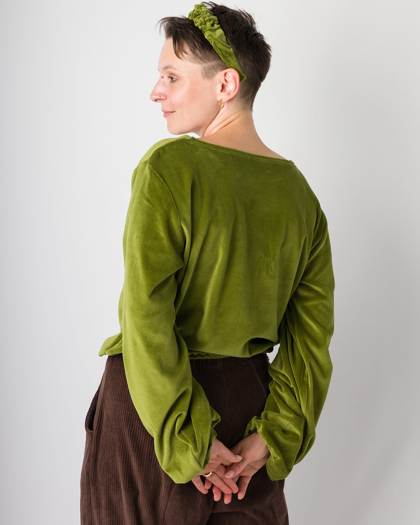 Melly trägt auf dem Foto 'Greta' Größe S, Velvet moosgrün