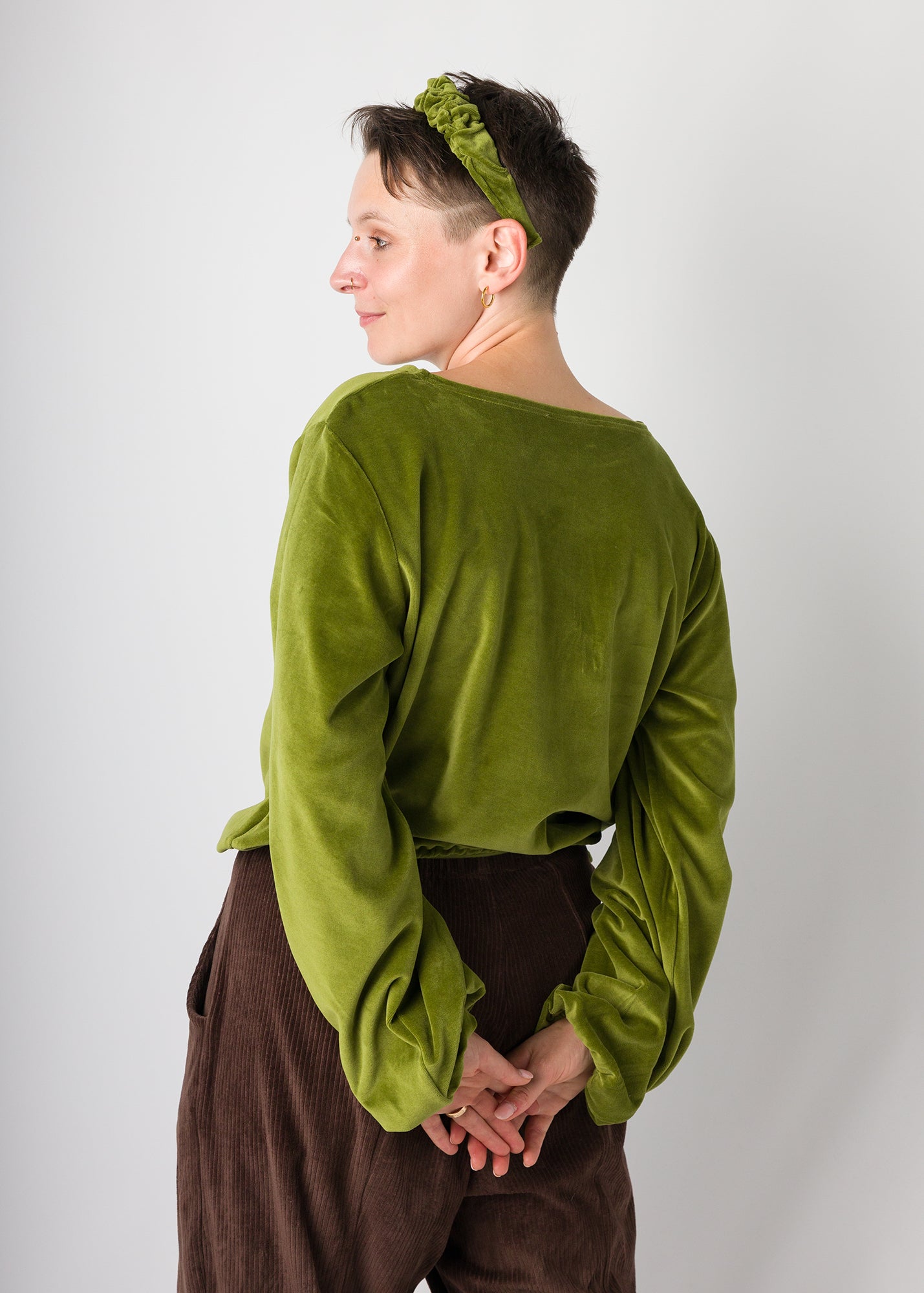 Melly trägt auf dem Foto 'Greta' Größe S, Velvet moosgrün