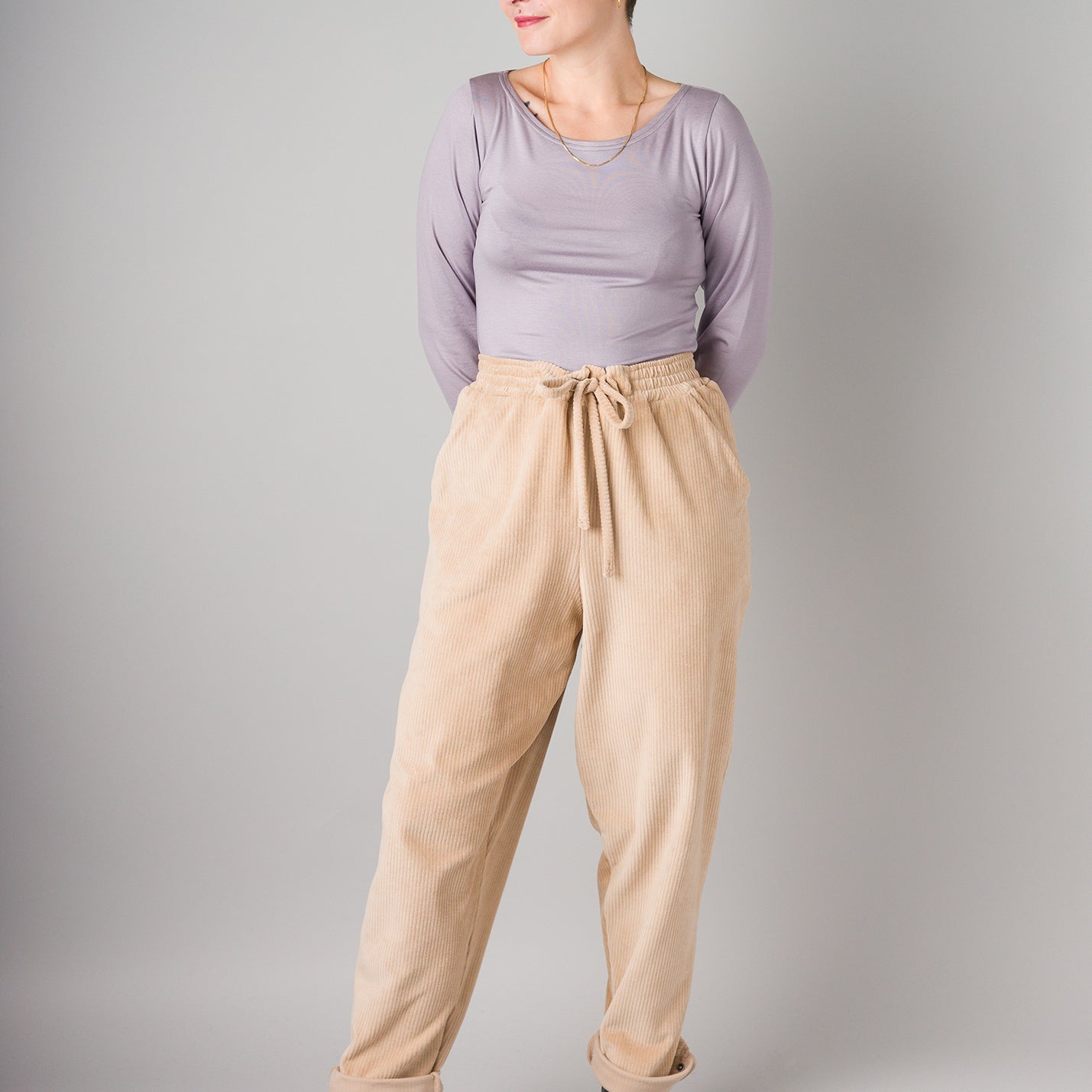 Melly trägt auf dem Foto 'Conni' Größe XS, Tenceljersey flieder und 'Holly schmales Bein' Größe XS, Velvet-Cord beige