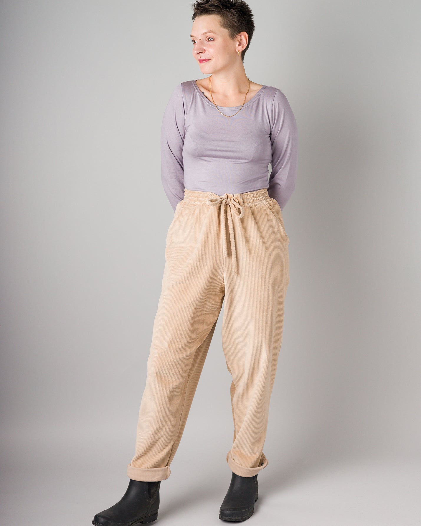 Melly trägt auf dem Foto 'Conni' Größe XS, Tenceljersey flieder und 'Holly schmales Bein' Größe XS, Velvet-Cord beige