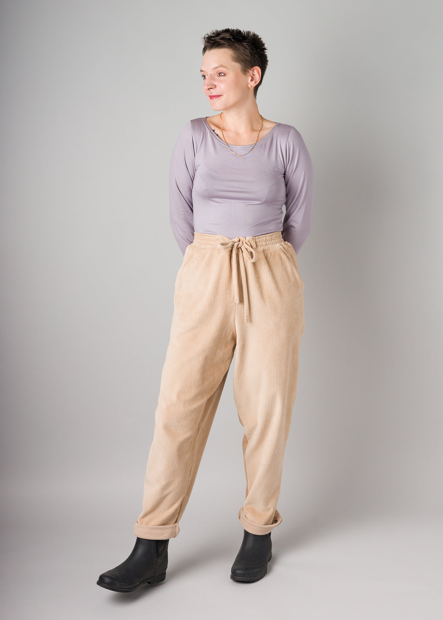 Melly trägt auf dem Foto 'Conni' Größe XS, Tenceljersey flieder und 'Holly schmales Bein' Größe XS, Velvet-Cord beige