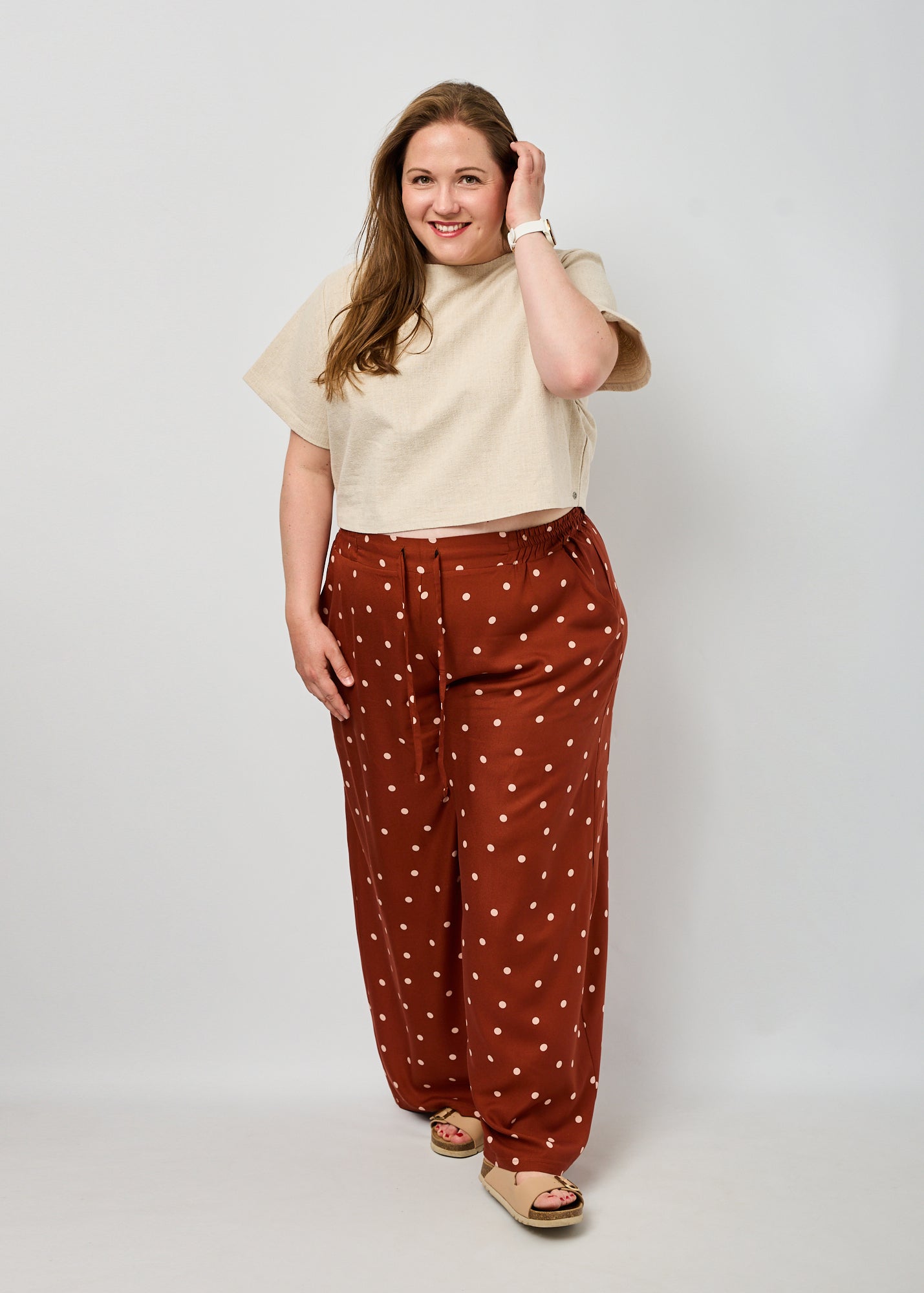 Dunja trägt hier Gerda in Leinen natur Größe 4XL und Hose Holly Dots sienna in Größe 4XL