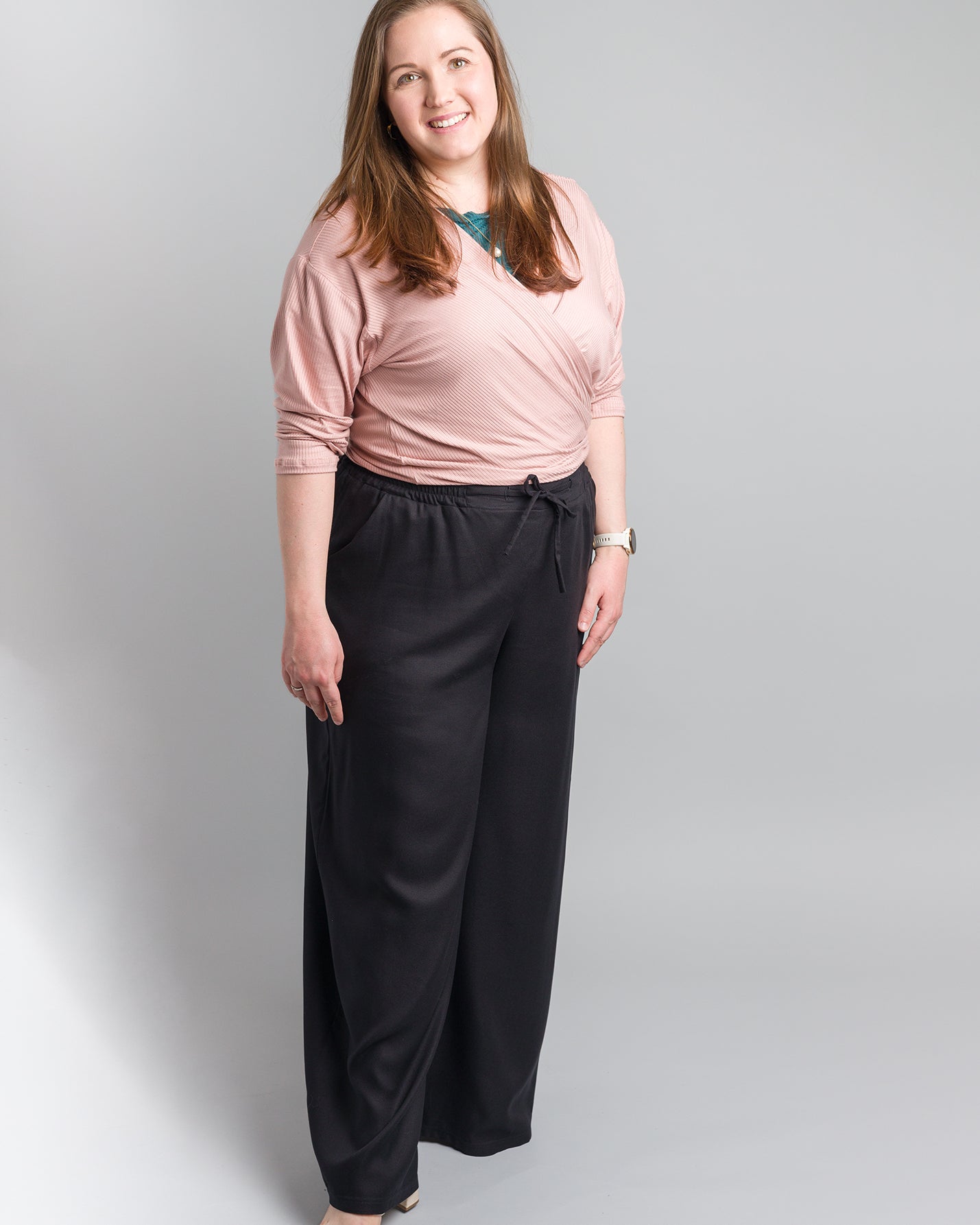 Dunja trägt auf dem Foto 'Winja' Größe 2, Rippjersey altrosa und 'Holly' weites Bein Größe XXXL, EcoVeroCrepe schwarz