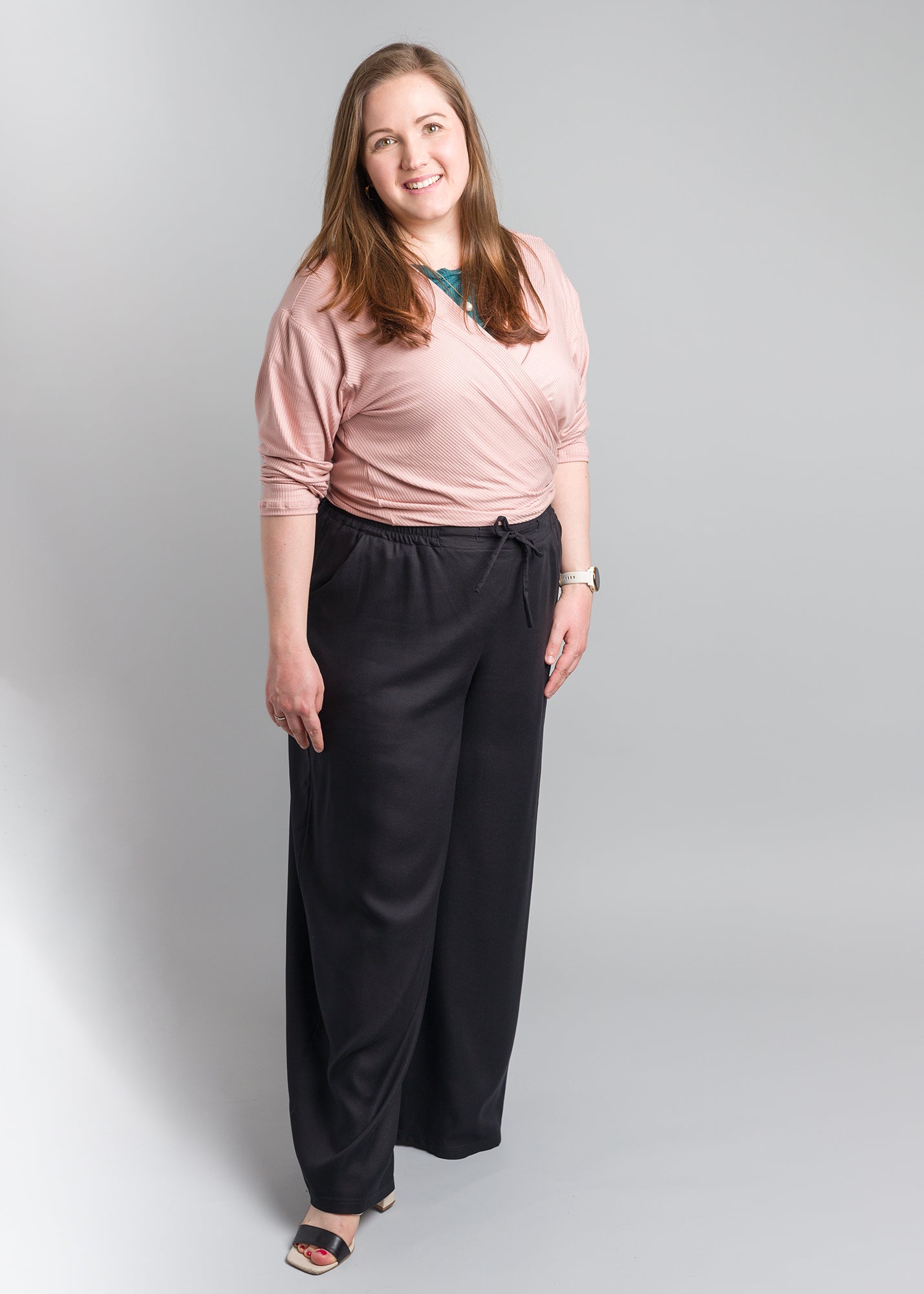 Dunja trägt auf dem Foto 'Winja' Größe 2, Rippjersey altrosa und 'Holly' weites Bein Größe XXXL, EcoVeroCrepe schwarz