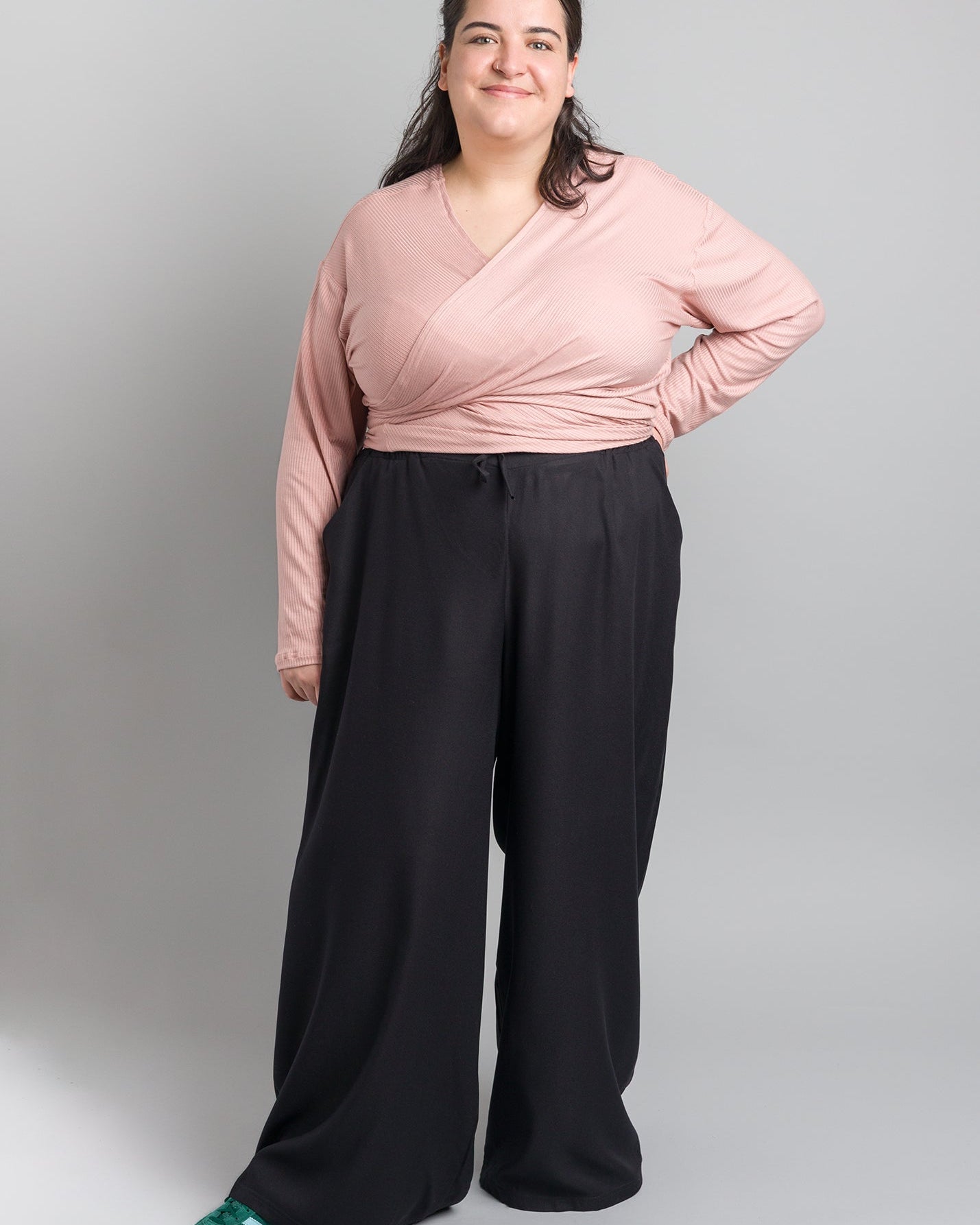 Flores trägt auf dem Foto 'Winja' Größe 2, Rippjersey altrosa und 'Holly' weites Bein Größe XXXL, EcoVeroCrepe schwarz