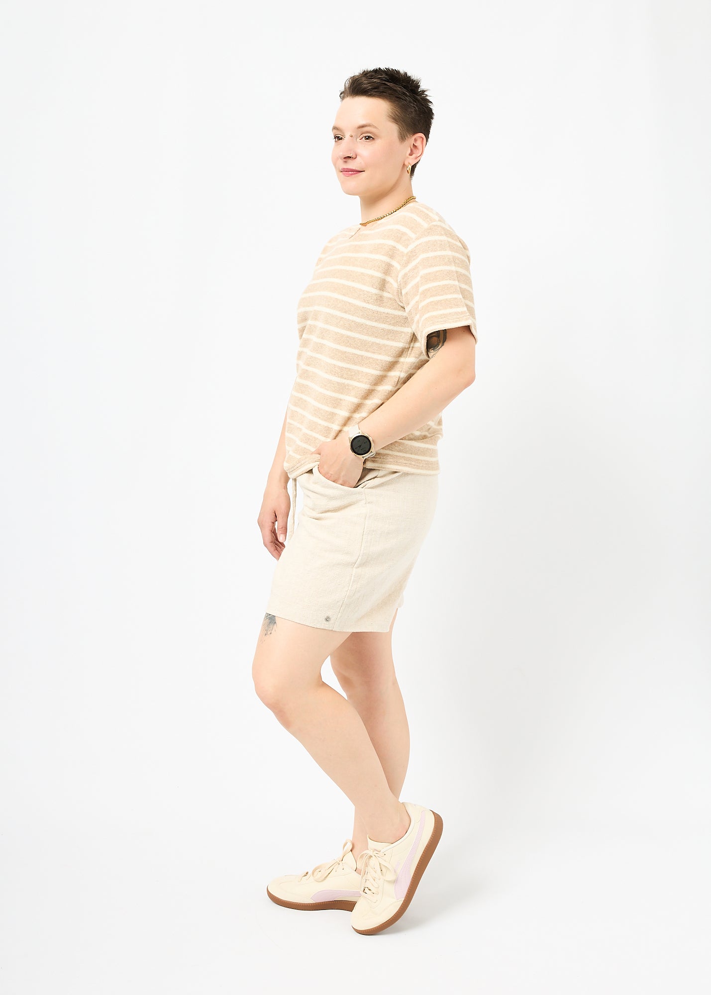 Melly trägt das Shirt Tara in Größe M und die Bermuda Shorts Leinen natur Größe M.